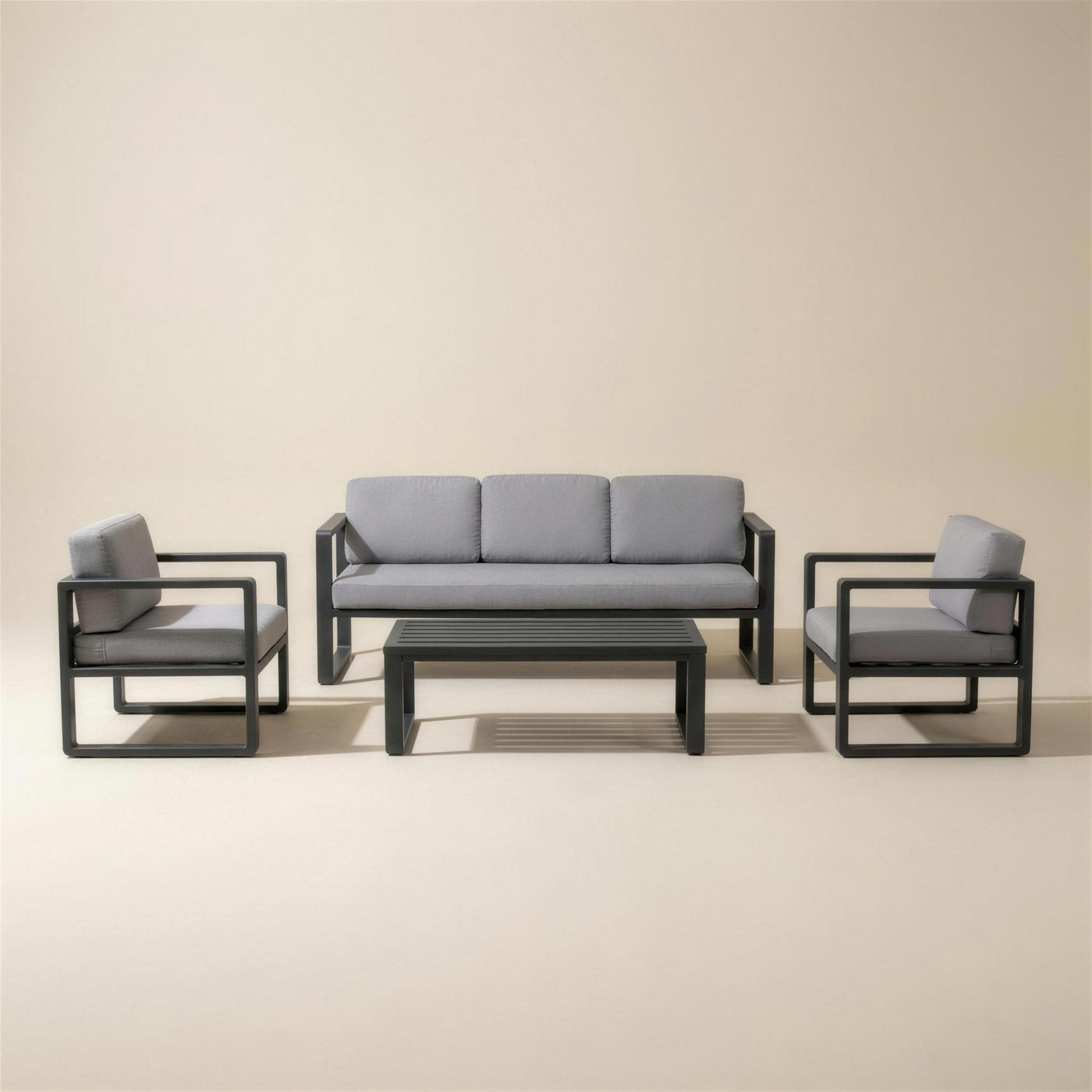 Conjunto de jardin Odin de 3 plazas en aluminio antracita con cojines gris claro y mesa de centro, sobre fondo neutro