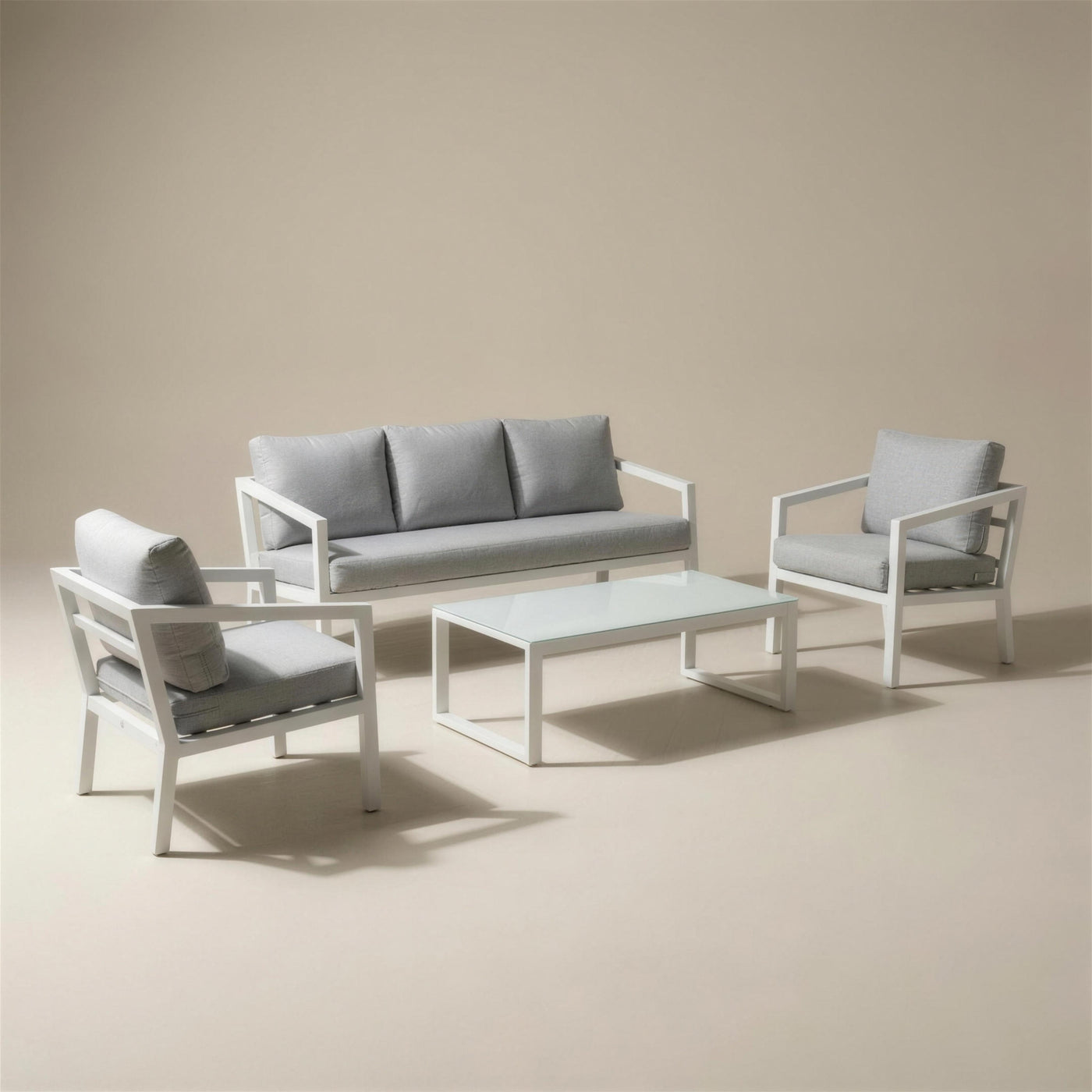Conjunto de jardin Acapulco de 3 plazas en aluminio blanco con cojines gris claro y mesa de centro de cristal, sobre fondo neutro