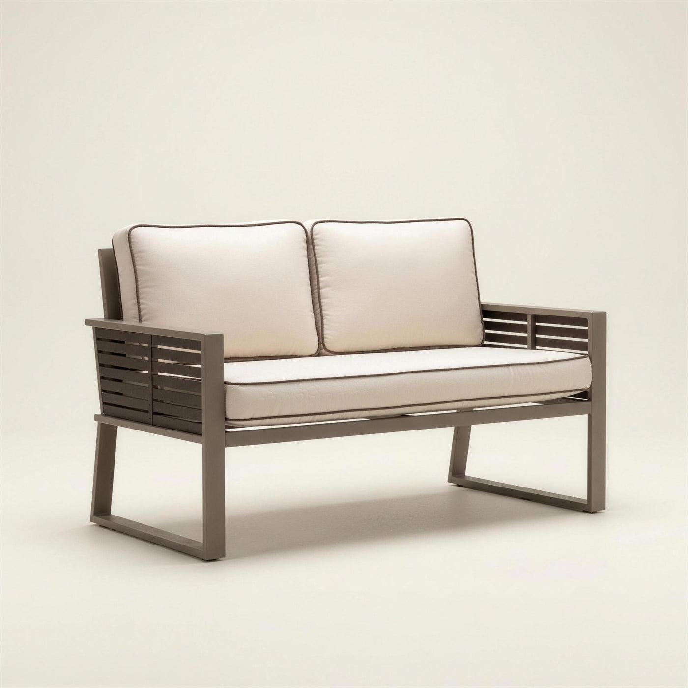 Sofa de terraza Diva bicolor de 2 plazas con estructura de aluminio tortola, laterales de lamas marron oscuro y cojines crudo con ribete, 140x70x76 cm, sobre fondo neutro