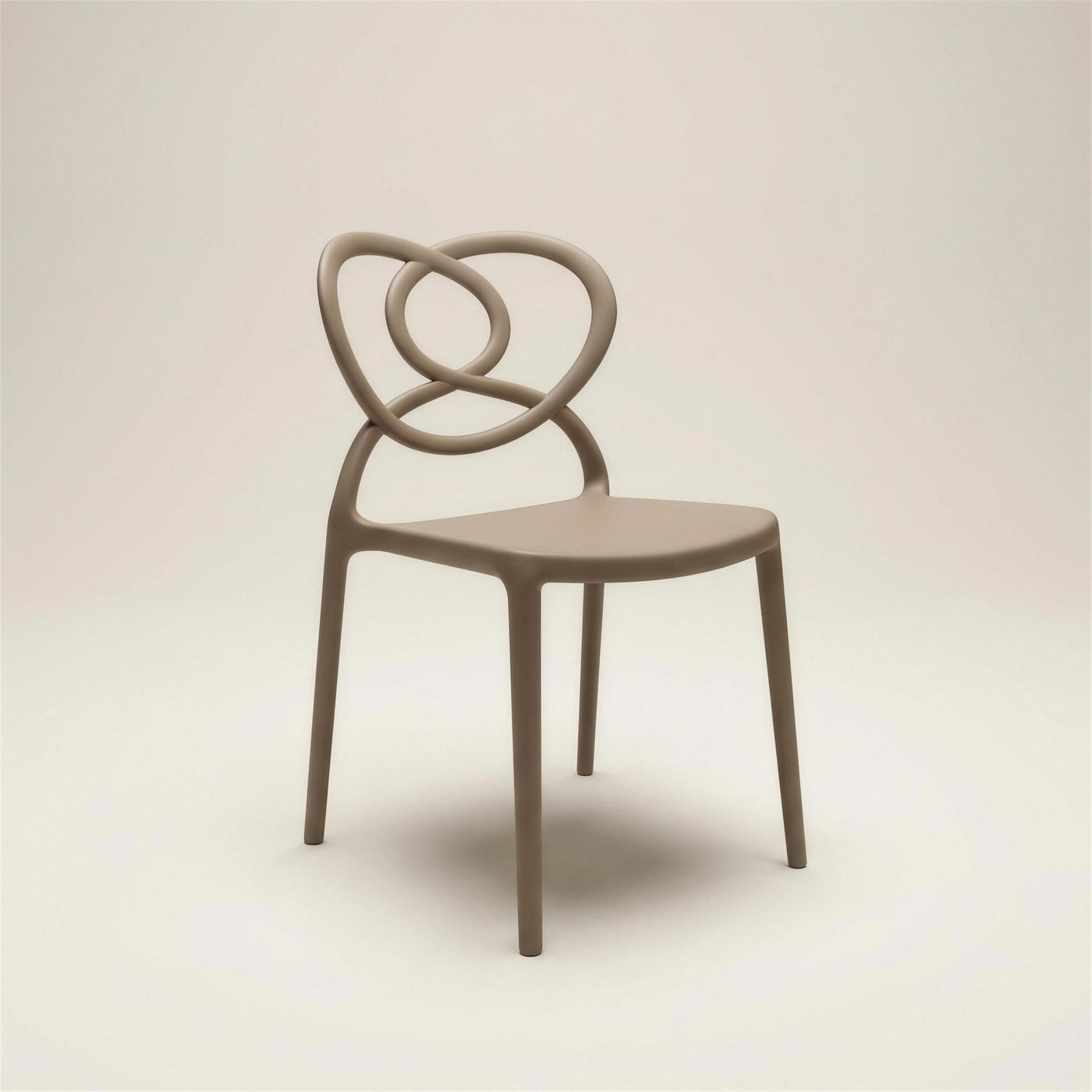 Silla de exterior Venus sin brazos, de polipropileno color tortola, con respaldo de aros entrelazados y patas conicas, sobre fondo neutro