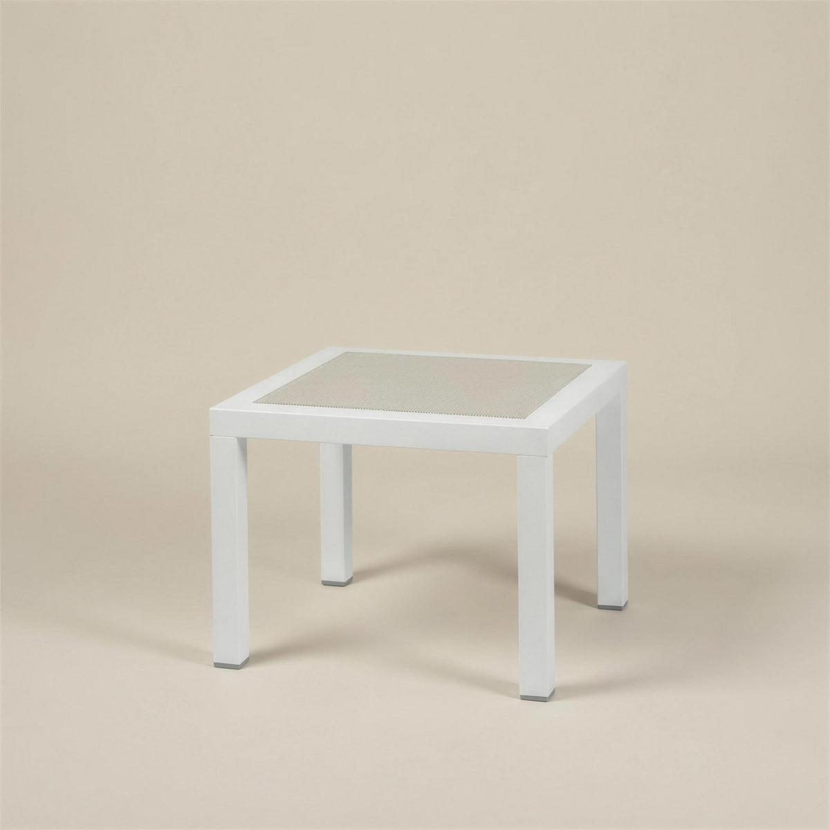 Mesa auxiliar de exterior Olimpia de 48x48 cm con estructura de aluminio blanco y tablero de tejido tecnico, sobre fondo neutro