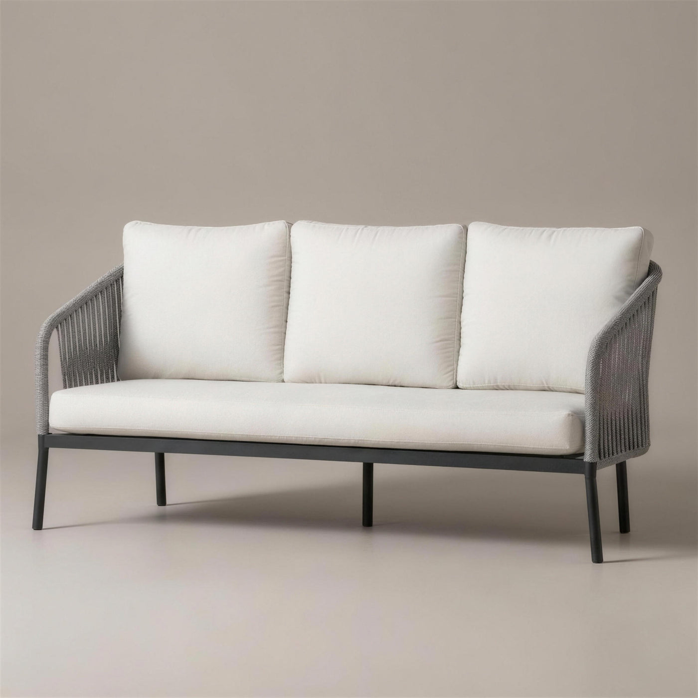 Sofa de terraza Yina de 3 plazas con respaldo de cuerda trenzada gris sobre aluminio antracita y cojines crudo, 185x72x83 cm, sobre fondo neutro