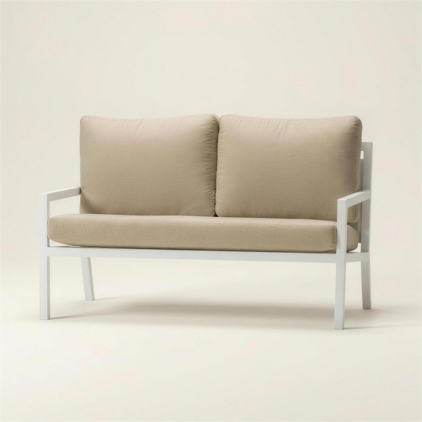 Sofa de terraza Dounvil de 2 plazas con chasis de aluminio blanco y cojines arena, 150x80x85 cm, sobre fondo neutro