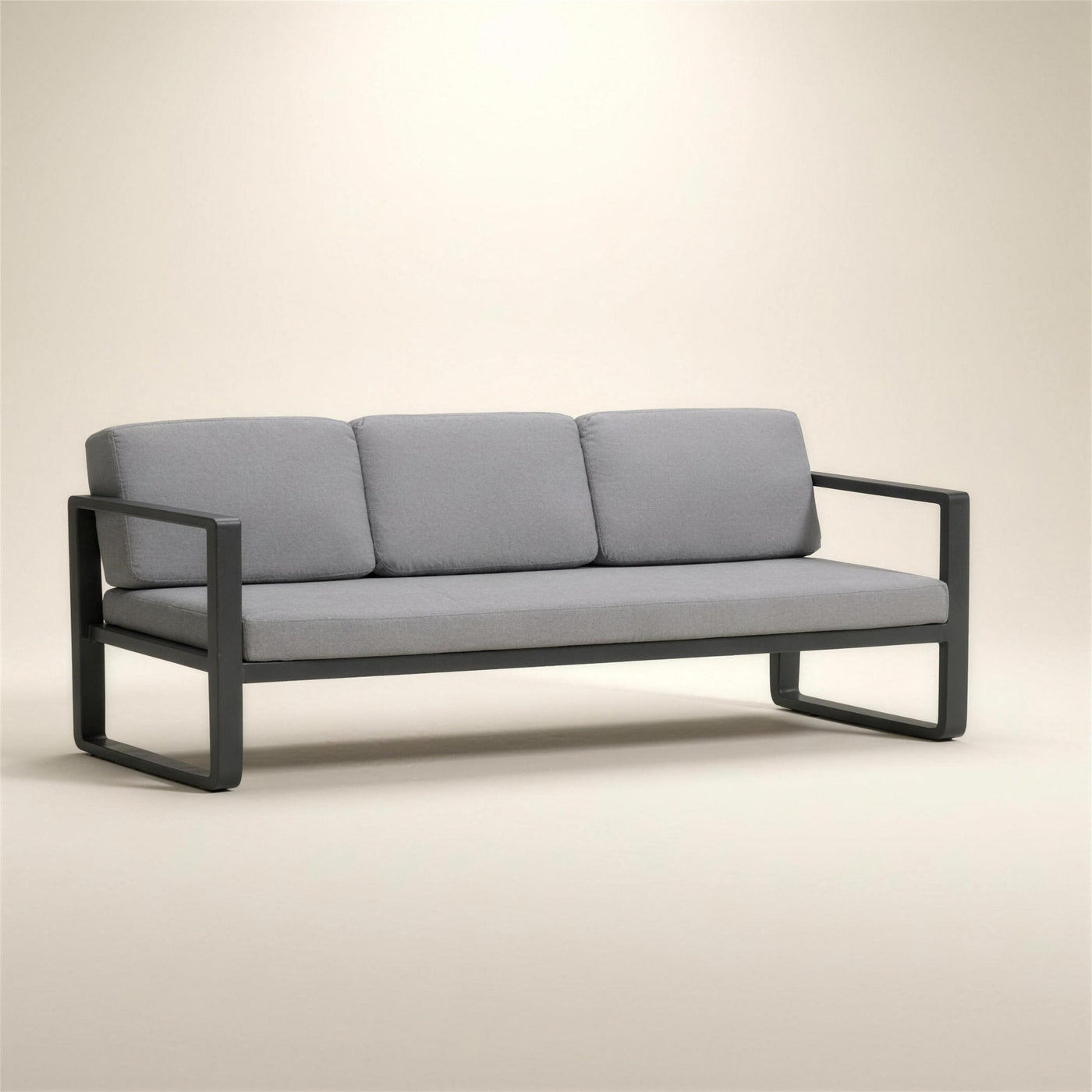 Sofa de terraza Odin de 3 plazas en aluminio antracita con brazos de marco abierto y cojines gris claro, 175x66x78 cm, sobre fondo neutro