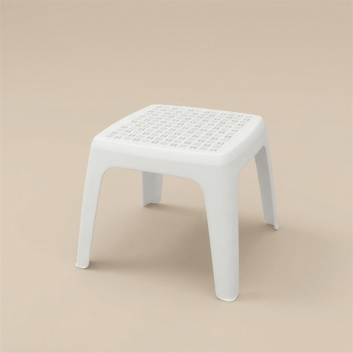 Mesa auxiliar de exterior Eva Pro BCN de 48x48 cm en resina blanca, con tablero de rejilla perforada, sobre fondo neutro