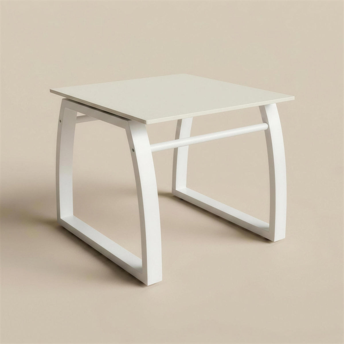 Mesa auxiliar de exterior Etna de 45x45 cm con tablero claro y estructura de aluminio blanco de patin, sobre fondo neutro