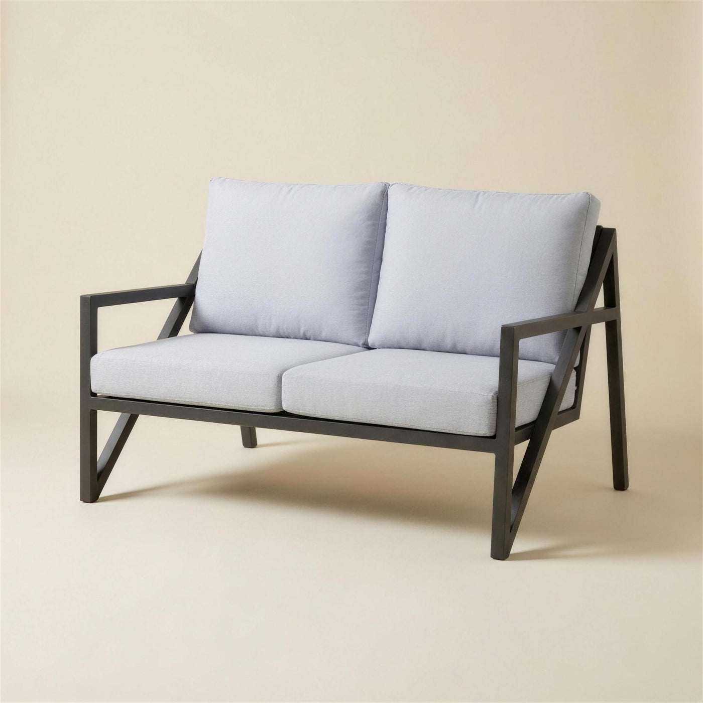 Sofa de terraza Albania de 2 plazas con estructura de aluminio antracita, travesano diagonal en V en el lateral y cojines gris claro, 145x70x100 cm, sobre fondo neutro