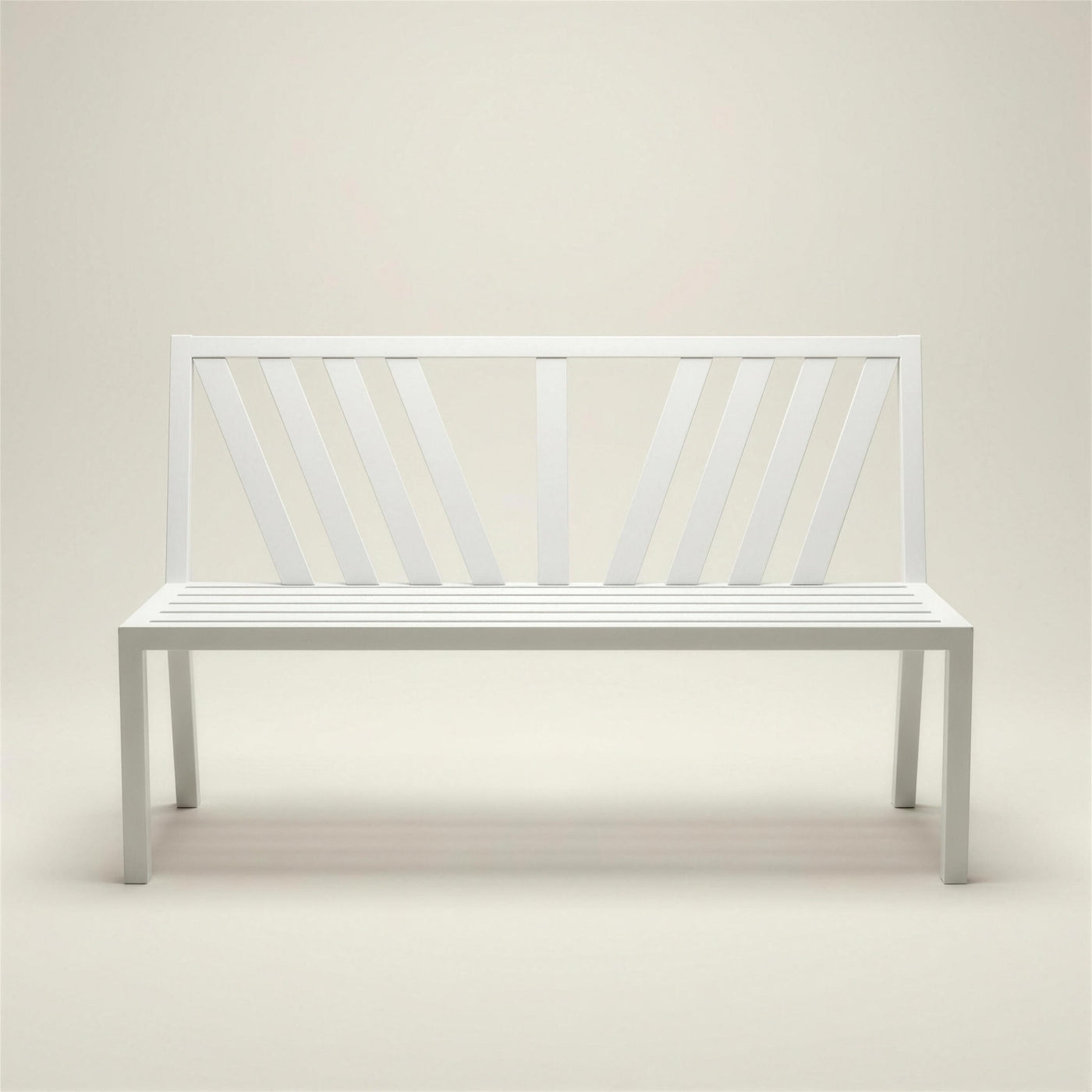 Banco de exterior Gulliver de aluminio blanco, con respaldo de lamas en abanico y asiento de listones, 150x49x90 cm, sobre fondo neutro