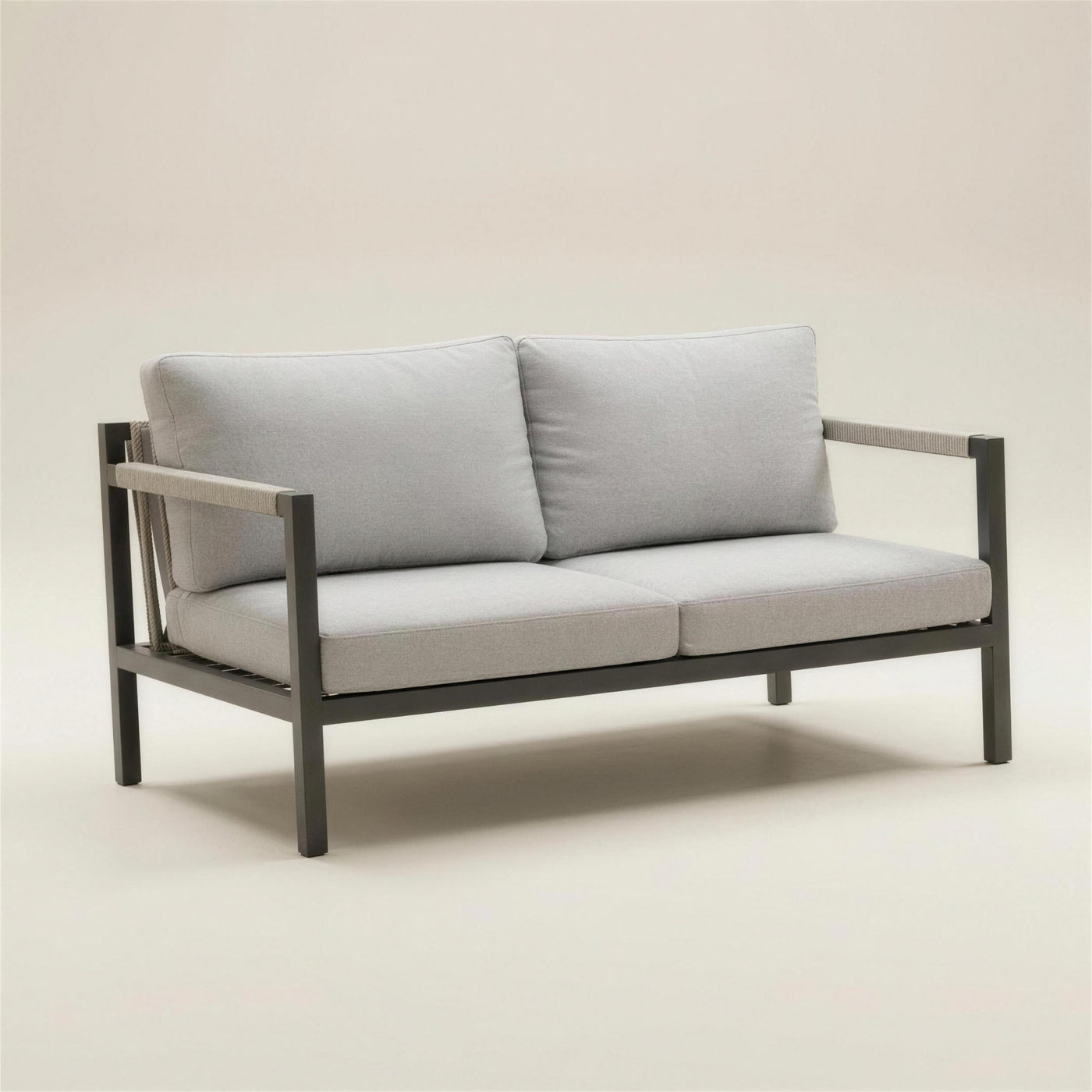 Sofa de terraza Damasco de 2 plazas con estructura de aluminio antracita, brazos forrados de cuerda beige y cojines gris claro, 135x79x75 cm, sobre fondo neutro