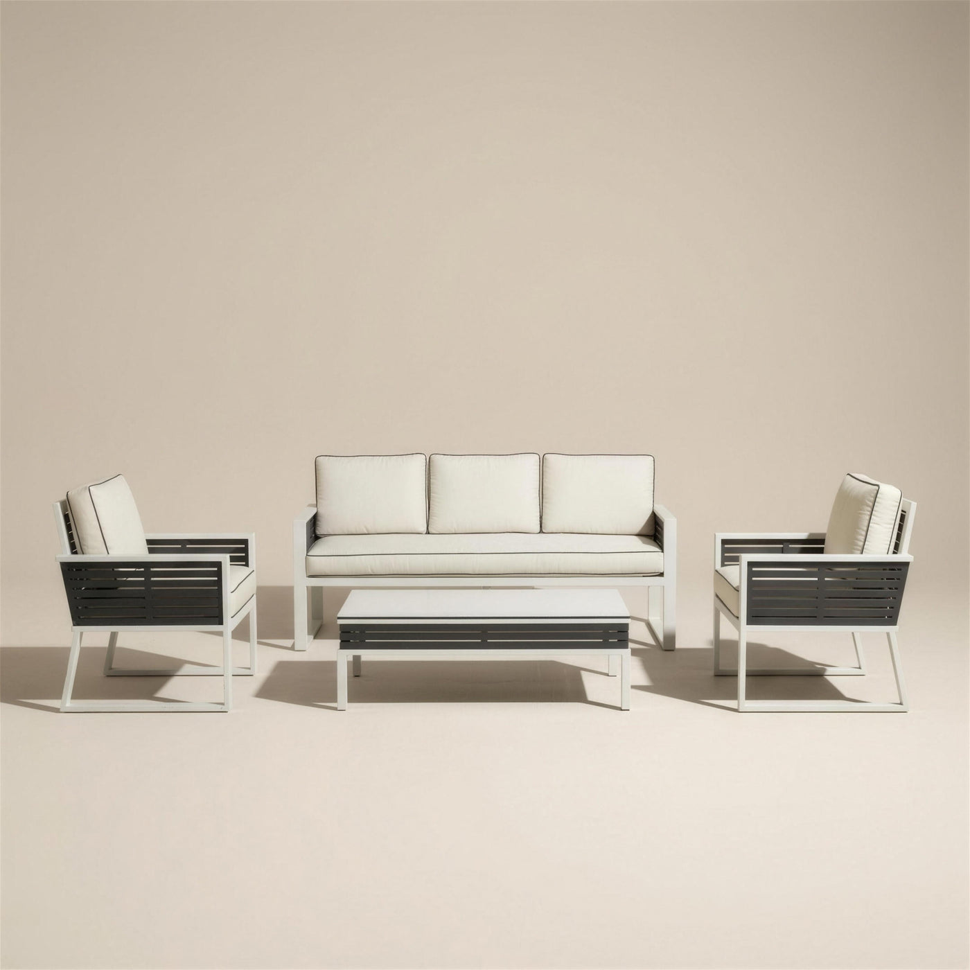 Set de jardín bicolor con sofá de 3 plazas, dos sillones y mesa de centro, aluminio blanco con lamas antracita y cojines crudo