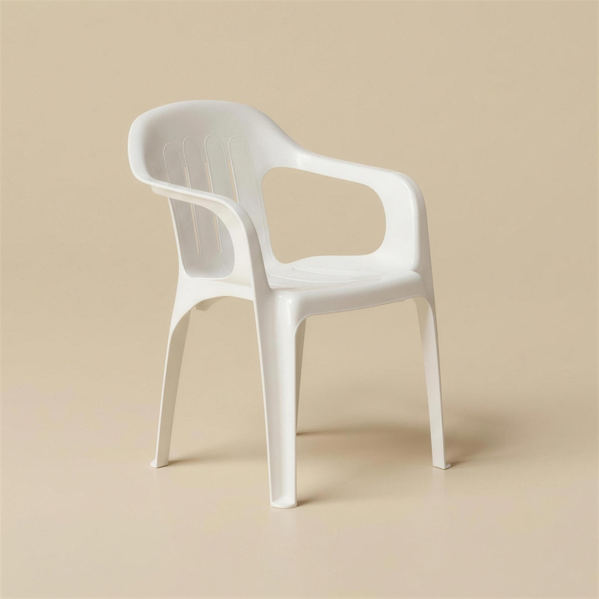 Silla de exterior Selva apilable de resina blanca con respaldo de listones y reposabrazos, sobre fondo neutro