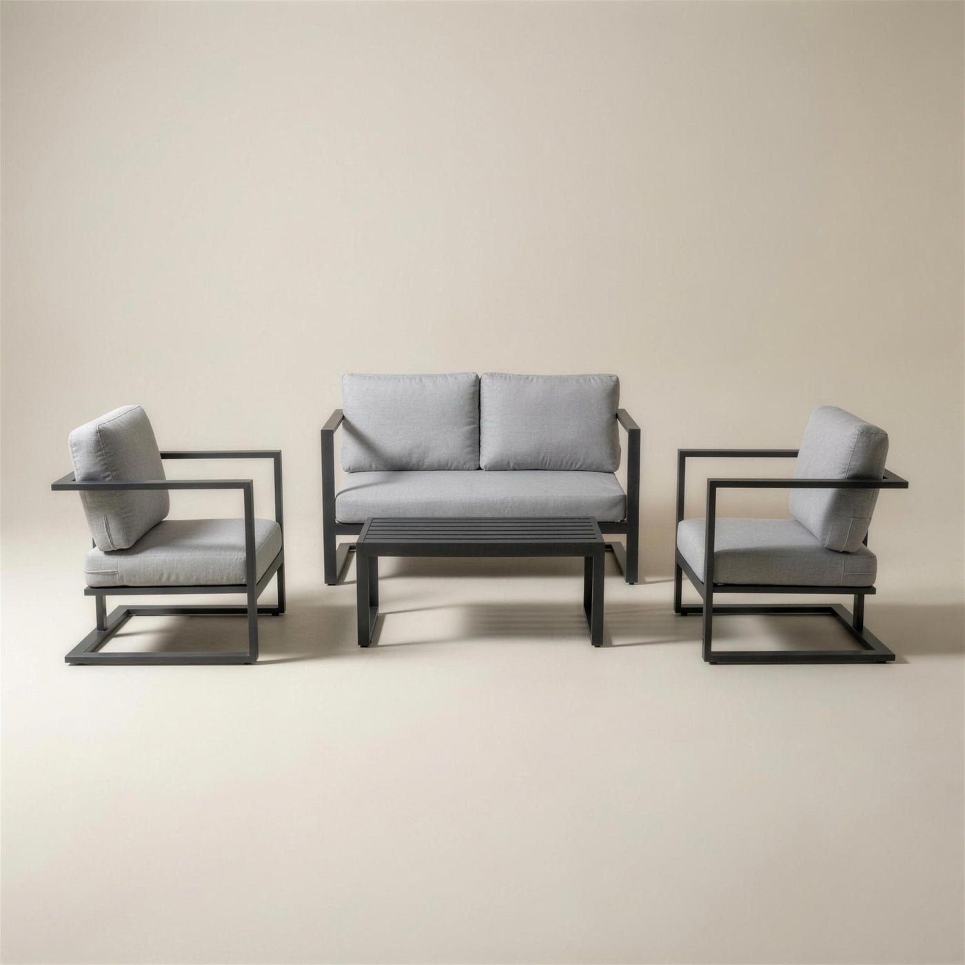 Set de jardín contemporáneo de aluminio antracita con sofá de 2 plazas, dos sillones de base voladiza y mesa de centro de lamas, cojines gris claro