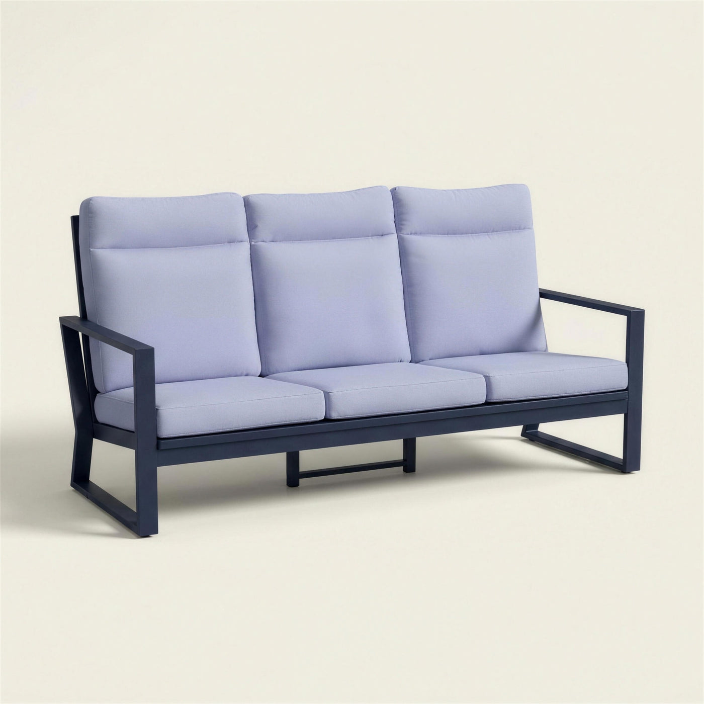 Sofa de terraza Bolonia XL de 3 plazas en aluminio azul marino con brazos de marco abierto y base de patin, cojines azul lavanda, 200x84x104 cm, sobre fondo neutro