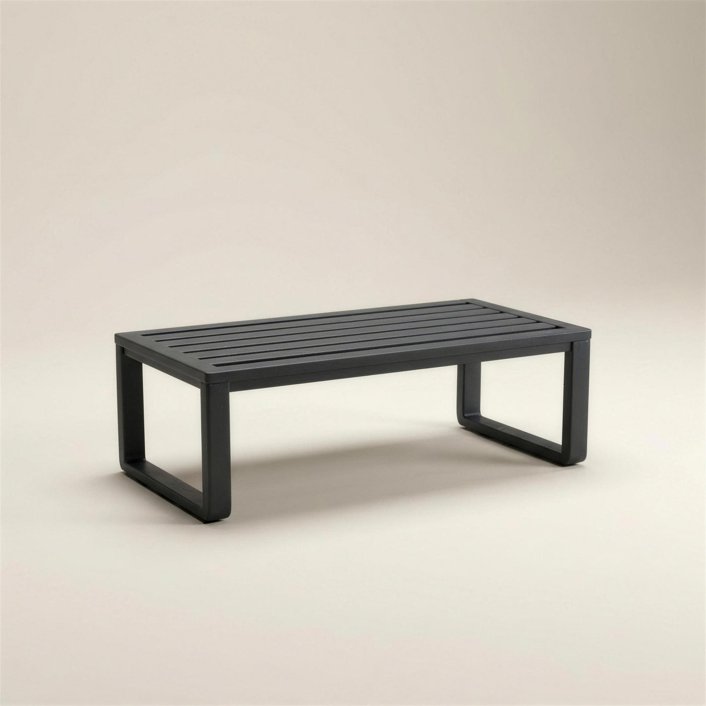 Mesa de centro de exterior Saipros de aluminio antracita con tablero de lamas, 120x60x41 cm, sobre fondo neutro