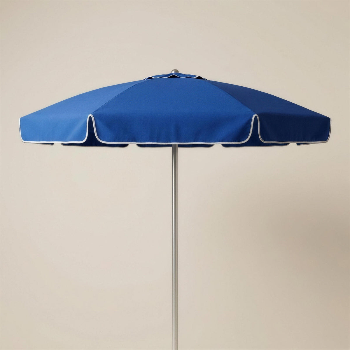 Parasol redondo de exterior Ocean en tejido acrilico azul, con mastil de aluminio, sobre fondo neutro. El pie se vende por separado