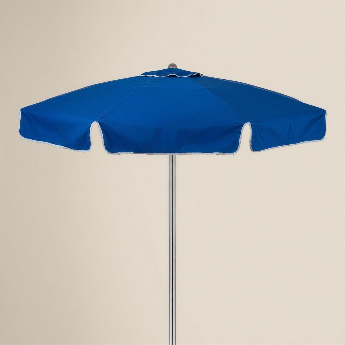 Parasol redondo de exterior Pamela de 200 cm en tejido acrilico azul, con mastil de aluminio, sobre fondo neutro. El pie se vende por separado