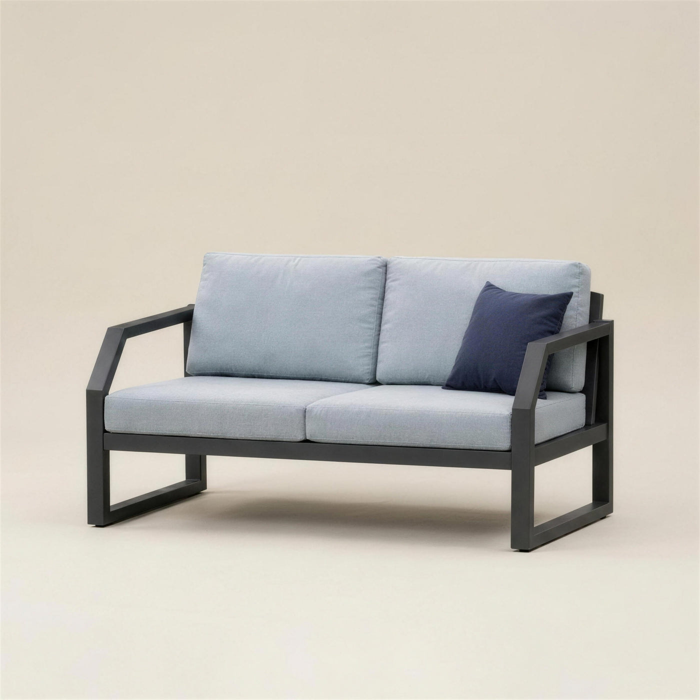 Sofa de terraza Bellagio de 2 plazas con estructura de aluminio antracita de base de patin, cojines azul claro y un cojin de acento azul marino, 150x75x82 cm, sobre fondo neutro