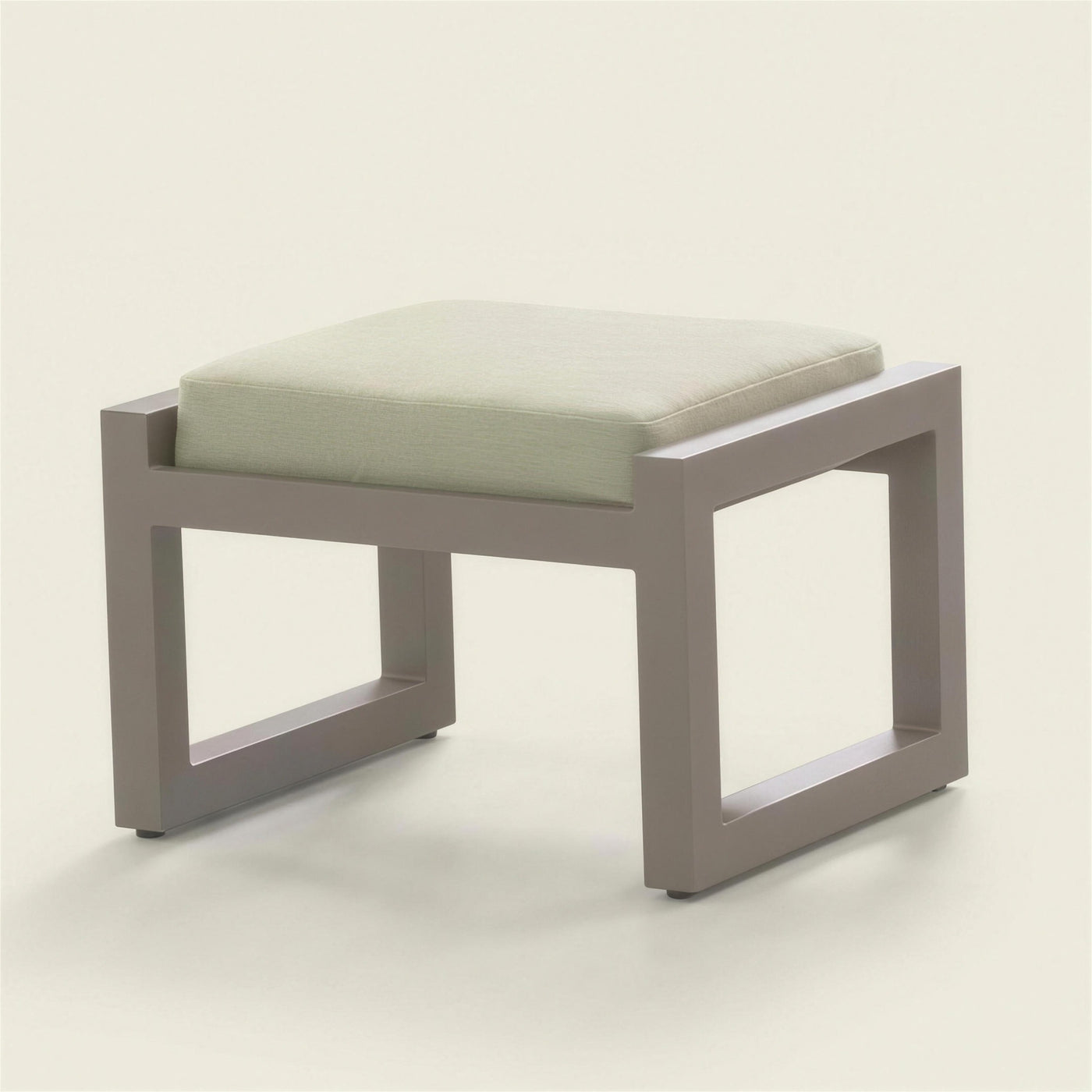 Reposapies de exterior Standard con estructura de aluminio tortola y cojin verde claro, 60x50x40 cm, sobre fondo neutro