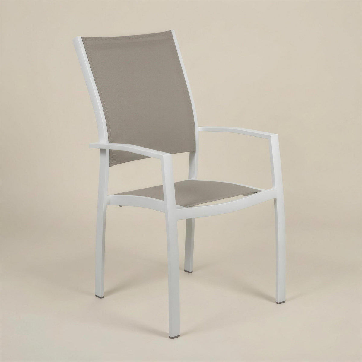 Silla de exterior Etna Alta con estructura de aluminio blanco, respaldo alto de tejido tecnico tortola y reposabrazos, sobre fondo neutro