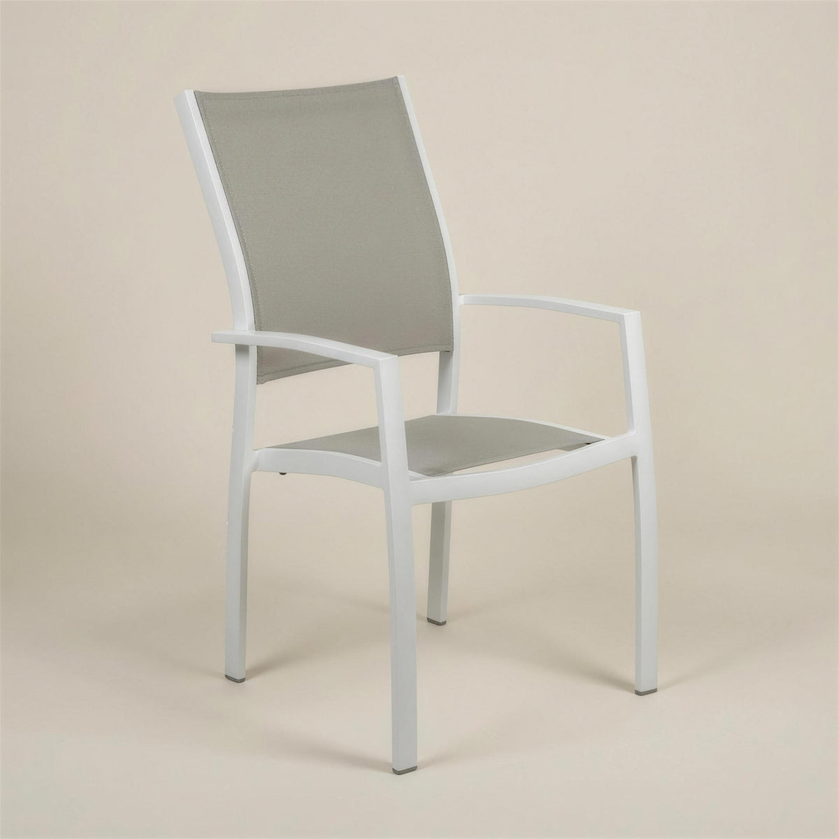 Silla de exterior Etna con estructura de aluminio blanco, asiento y respaldo de tejido tecnico tortola y reposabrazos, sobre fondo neutro