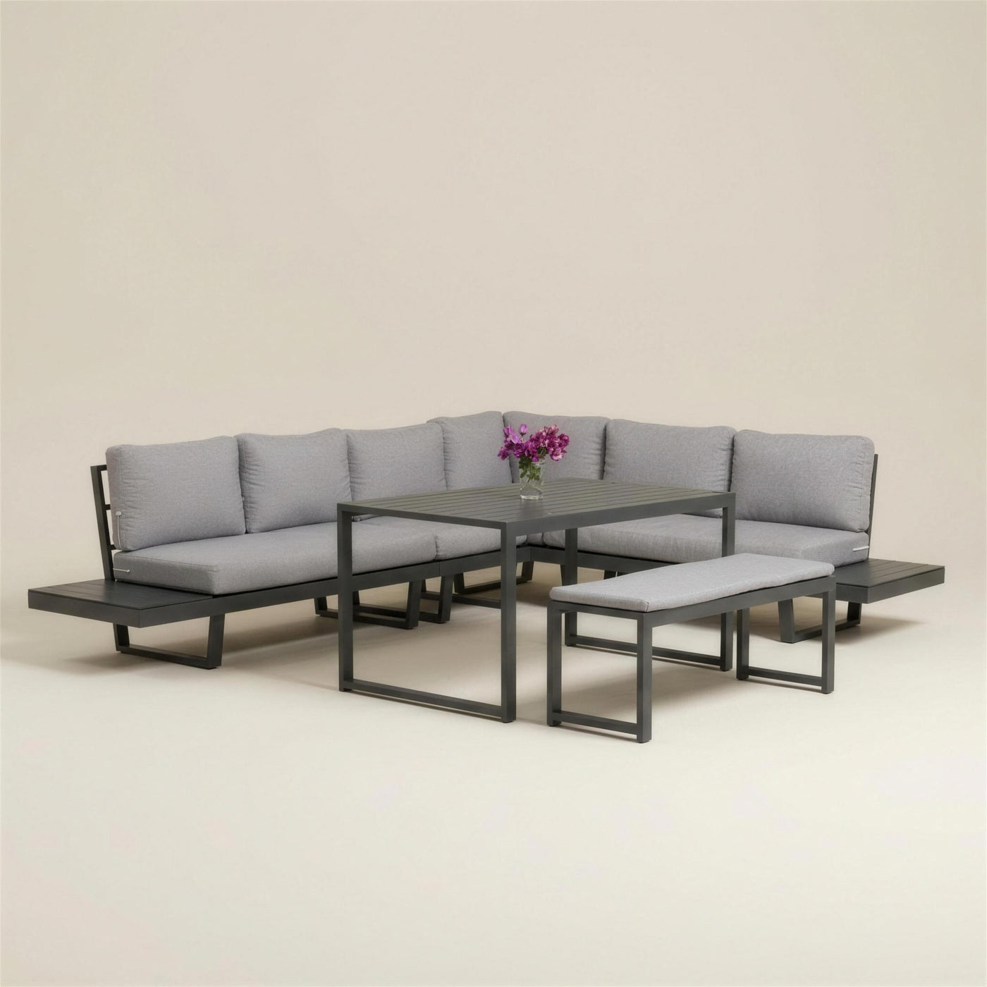Set rinconera de exterior Loira-30 con estructura de aluminio antracita, siete cojines gris claro, mesa alta de tablero HPL y banco a juego, sobre fondo neutro