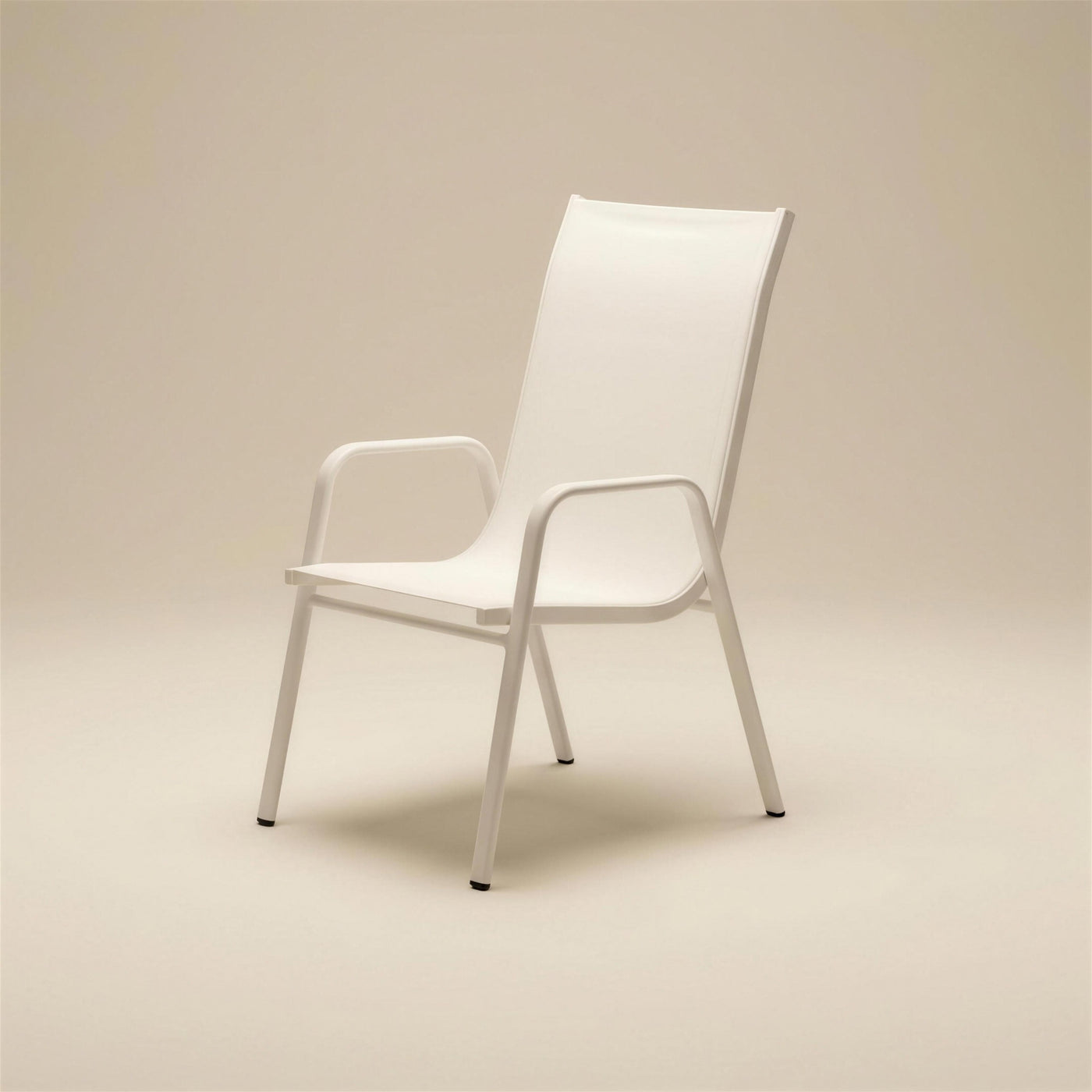 Silla de exterior Avalon apilable, de aluminio blanco con asiento y respaldo de textileno blanco, 58x57x100 cm, sobre fondo neutro