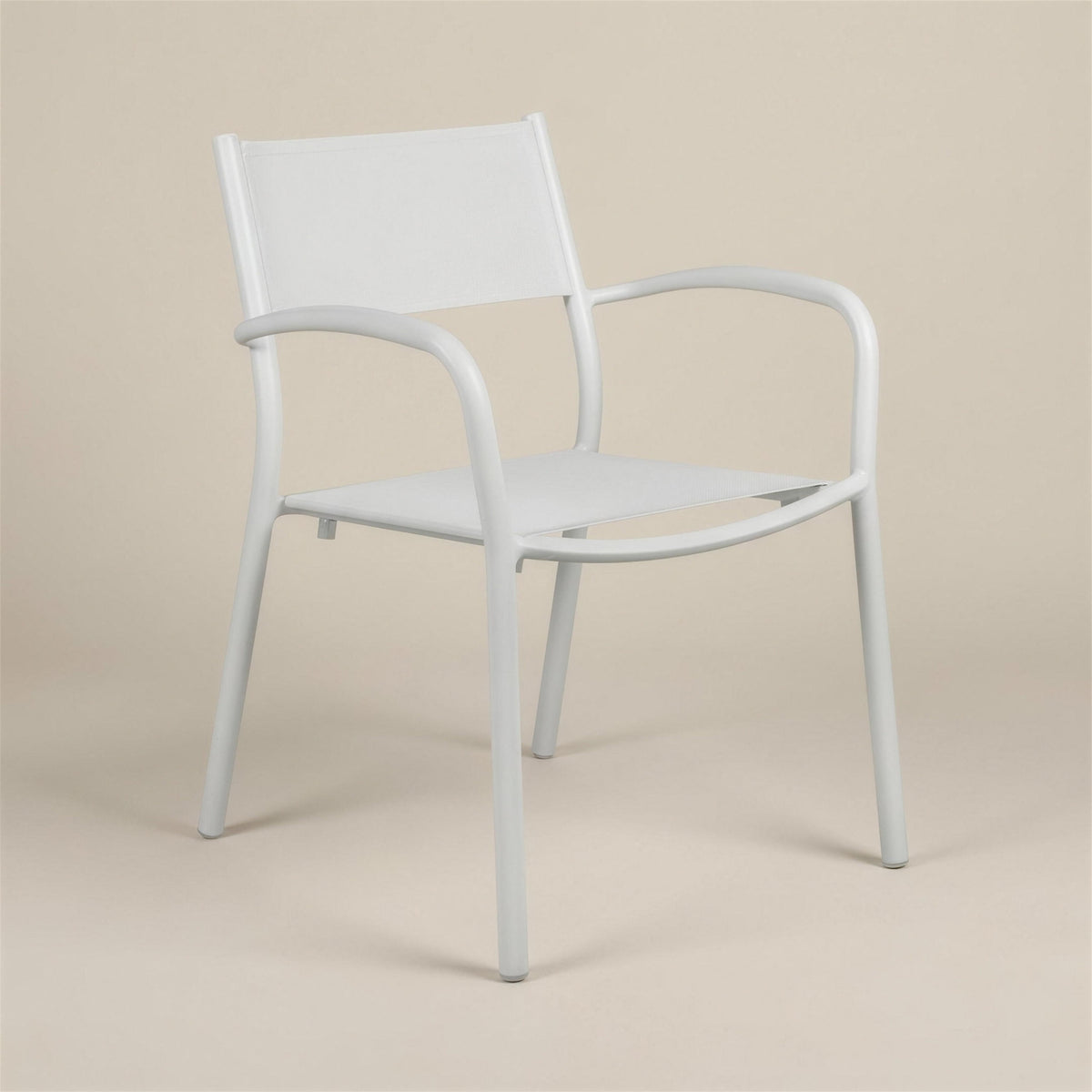 Silla de exterior Mila con estructura de aluminio blanco, tejido tecnico blanco y reposabrazos curvos, sobre fondo neutro