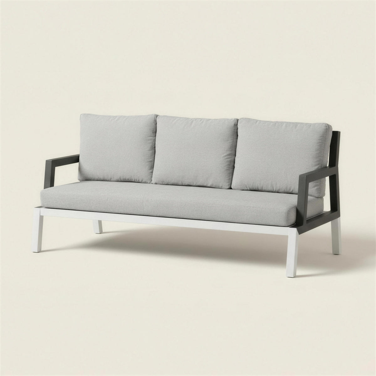 Sofa de terraza Leisa de 3 plazas con brazos de aluminio antracita sobre chasis blanco y cojines gris claro, 196x80x85 cm, sobre fondo neutro