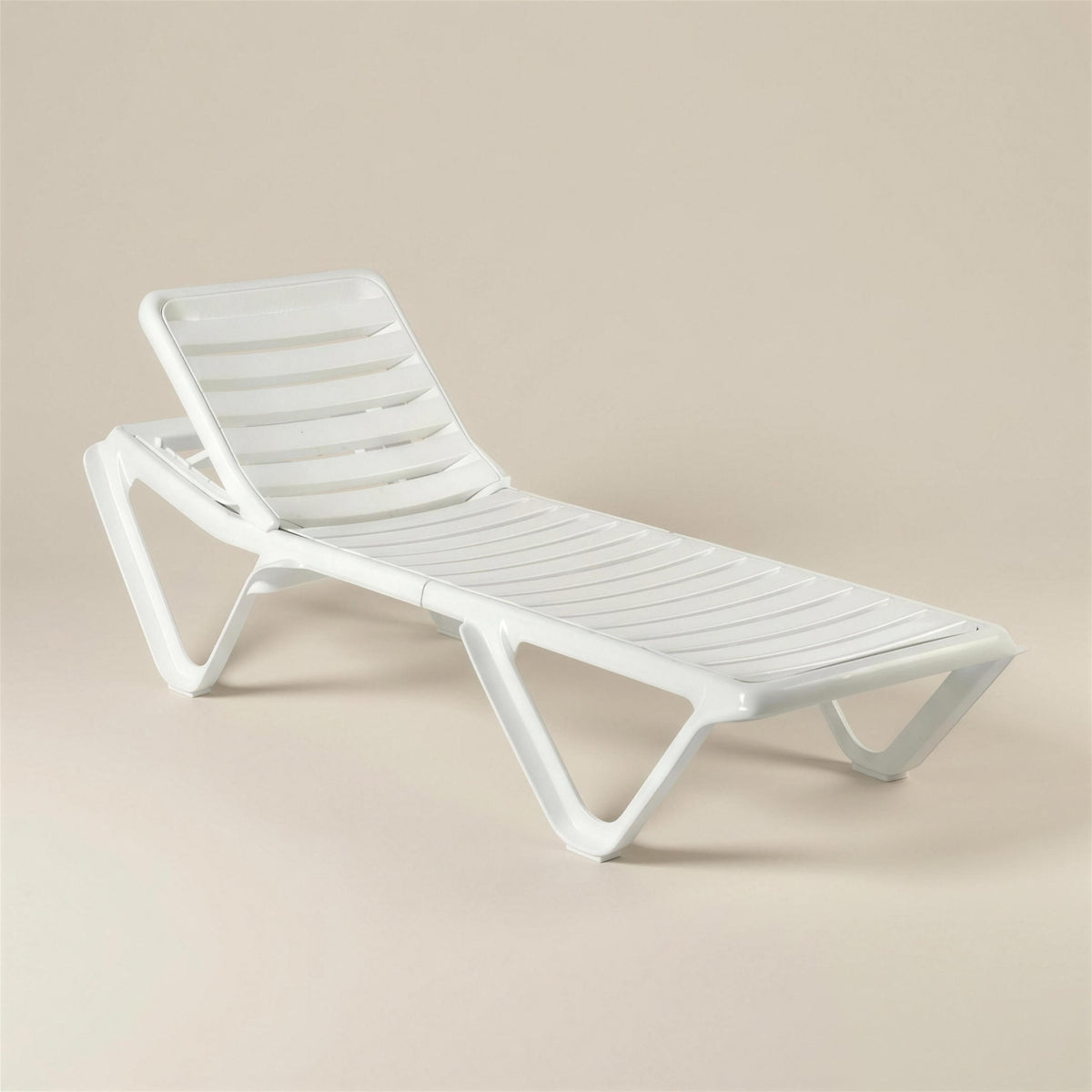 Tumbona de exterior Eva RTG de resina blanca con asiento de tablillas y respaldo reclinable, sobre fondo neutro