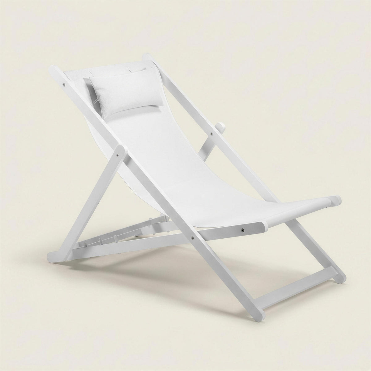 Mini tumbona plegable Cannes de aluminio blanco con tejido blanco y cojin de cabecero, sobre fondo neutro