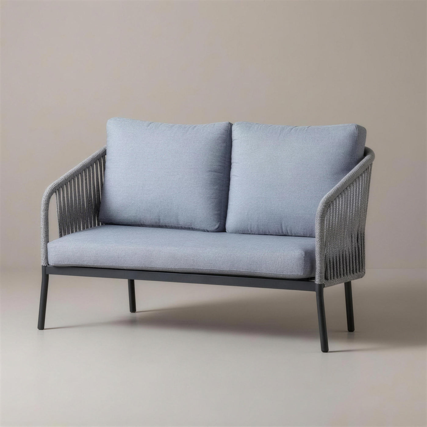 Sofa de terraza Yina de 2 plazas con respaldo de cuerda trenzada gris sobre aluminio antracita y cojines azul grisaceo, 143x72x83 cm, sobre fondo neutro