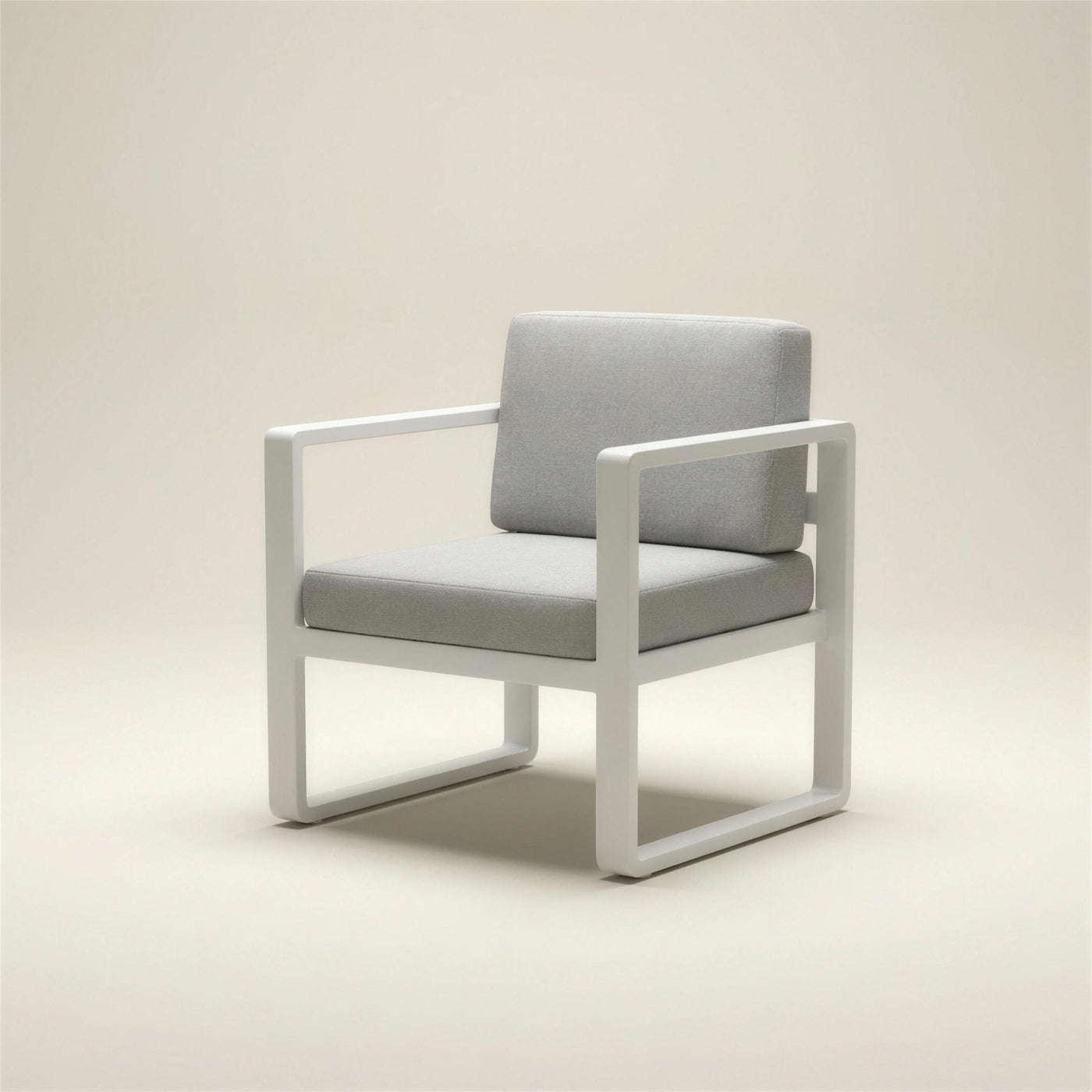Sillon de exterior Odin en aluminio blanco con brazos de marco abierto y cojines gris claro, 65x66x78 cm, sobre fondo neutro