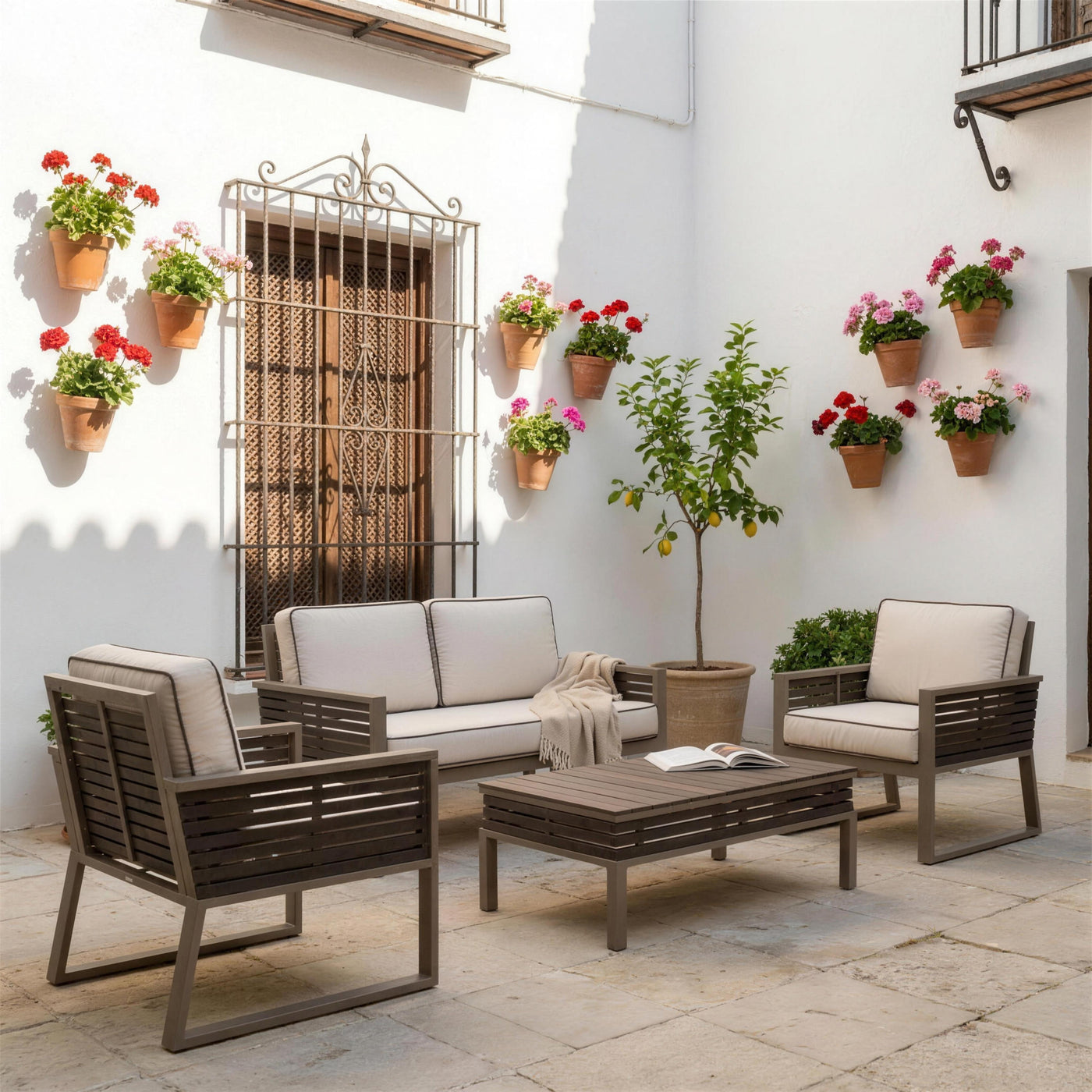 Conjunto Diva bicolor en un patio cordobes encalado, con macetas de geranios en la pared, celosia de forja y un limonero en tinaja