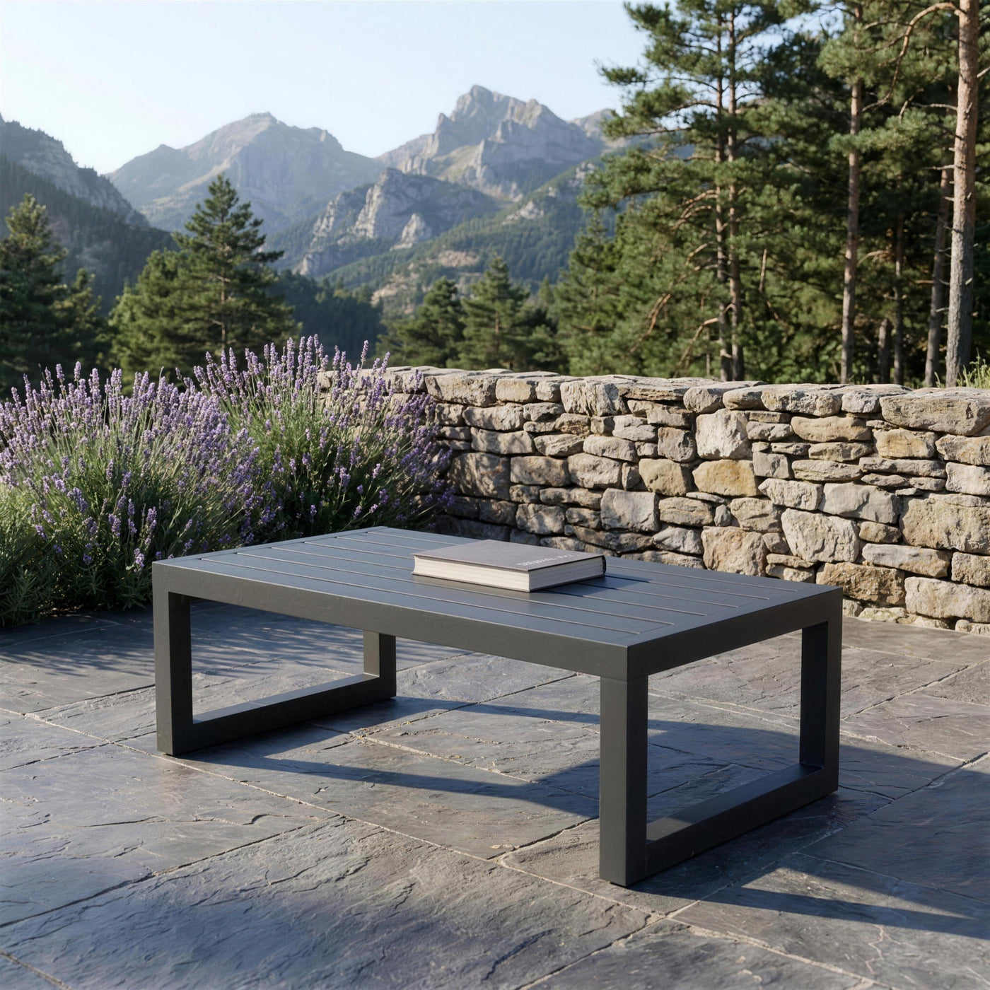 Mesa de centro antracita sola en una terraza de pizarra del Pirineo aragones, con muro de piedra seca, lavanda y los picos al fondo