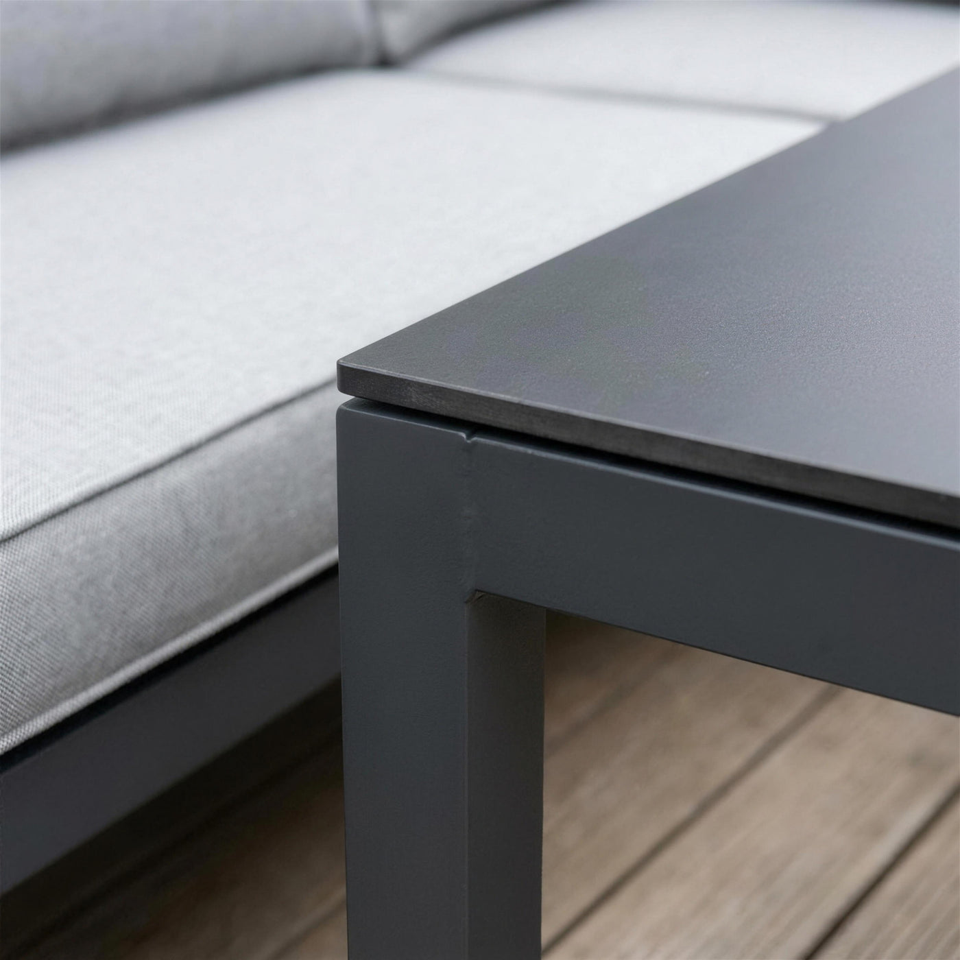 Detalle del canto del tablero HPL gris pizarra de la mesa Loira-30 y su union con el perfil de aluminio antracita
