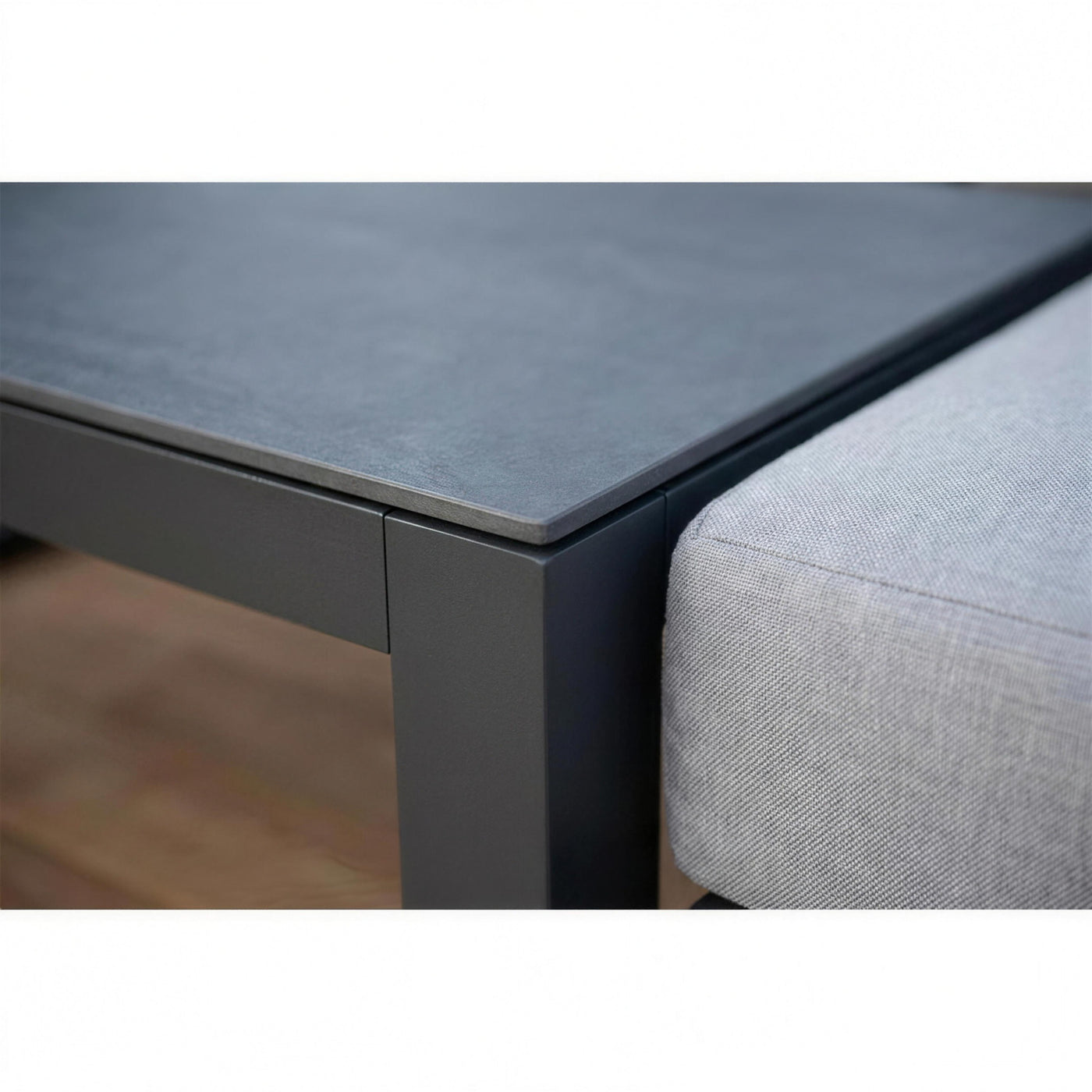 Detalle del canto del tablero gris pizarra de la mesa de centro Loira-8 y su union con el perfil de aluminio antracita