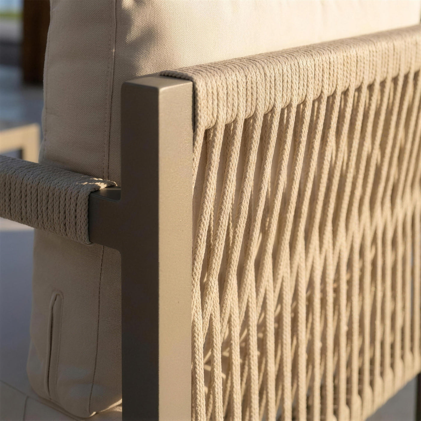 Detalle del trenzado de cuerda beige del lateral del sillon sobre el perfil de aluminio gris tortola