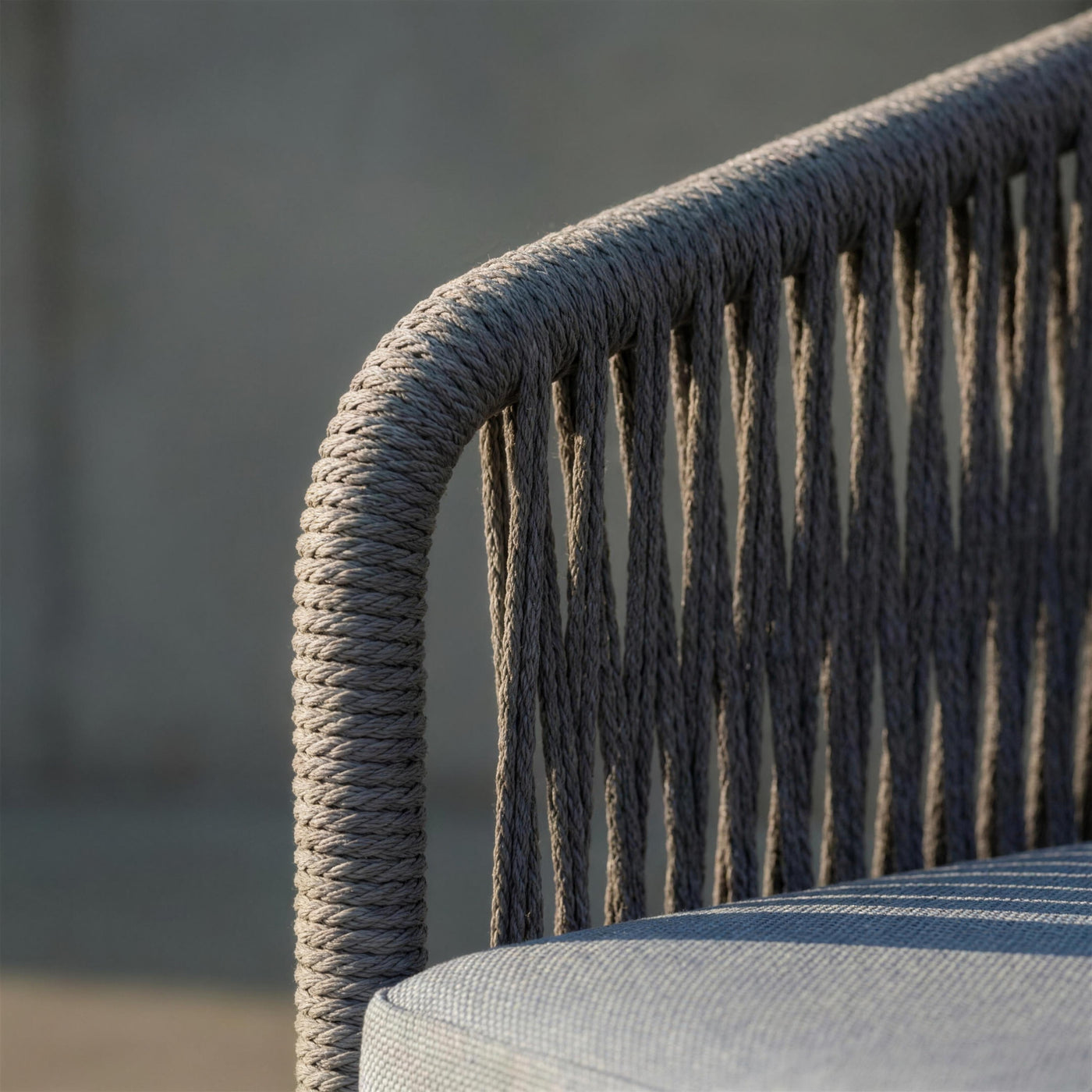 Detalle de la cuerda trenzada del respaldo del sillon Yina sobre el perfil de aluminio antracita