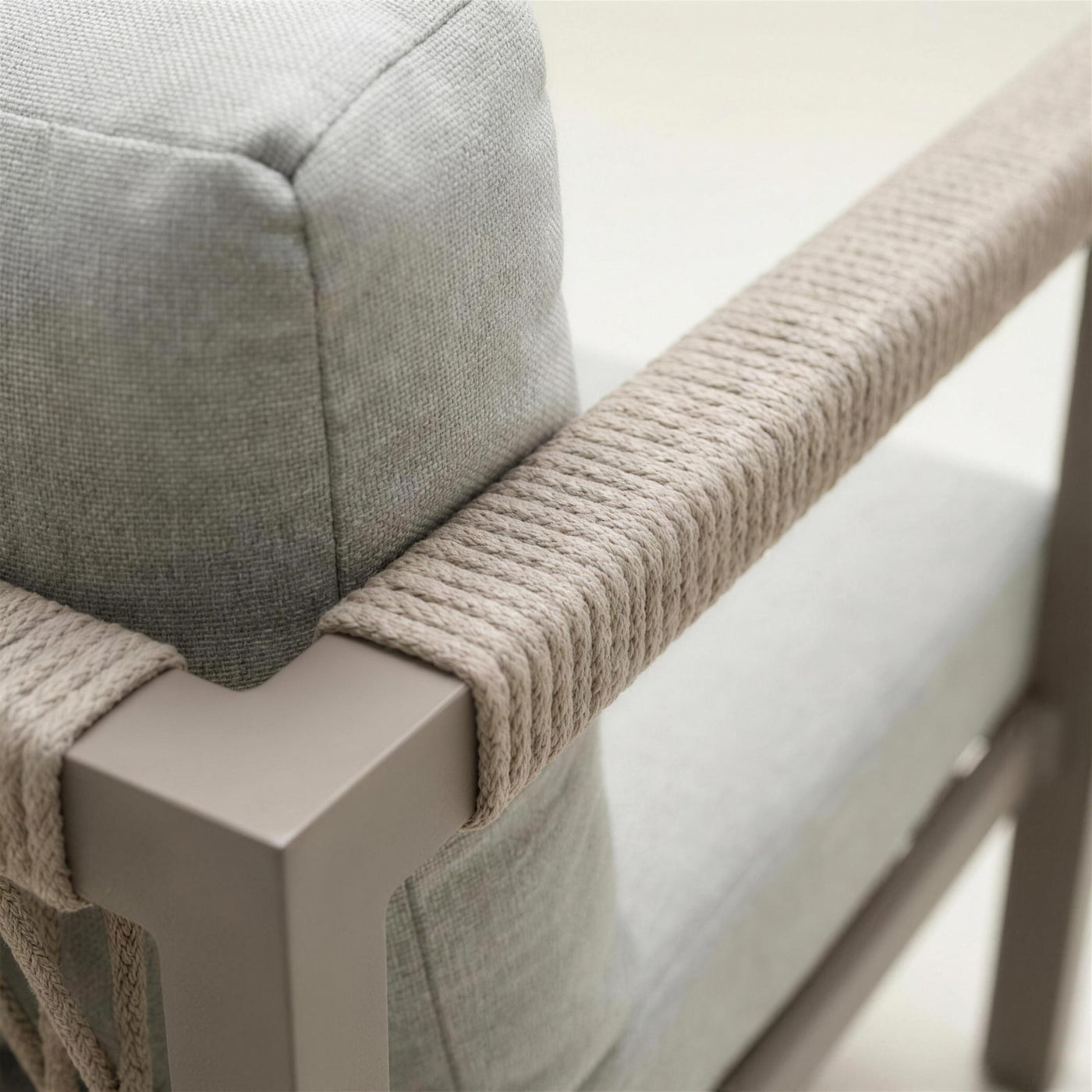 Detalle de la cuerda beige trenzada del brazo Damasco enrollada sobre el perfil de aluminio tortola