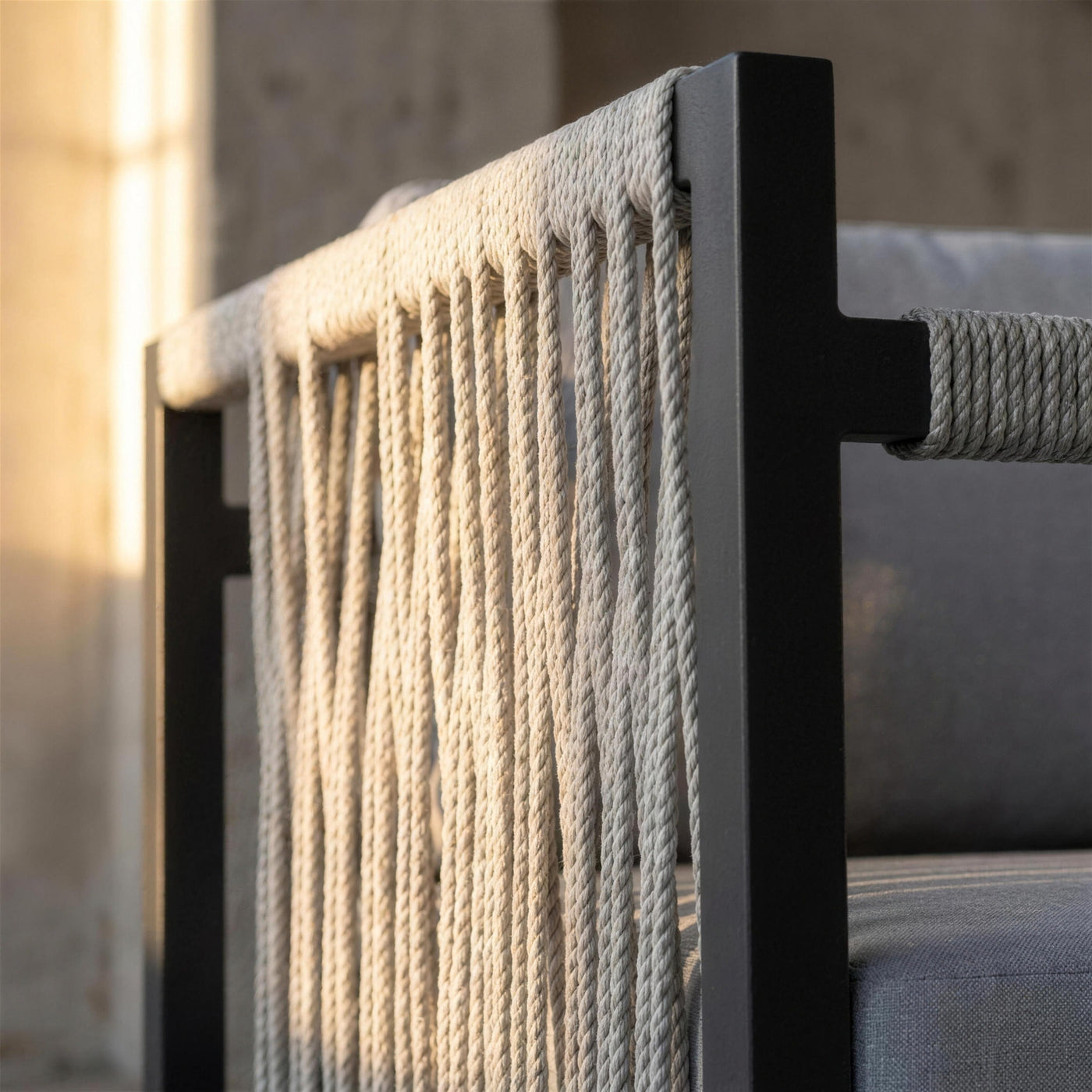 Detalle del cordaje vertical del lateral del sofa Damasco, tensado sobre el marco de aluminio antracita