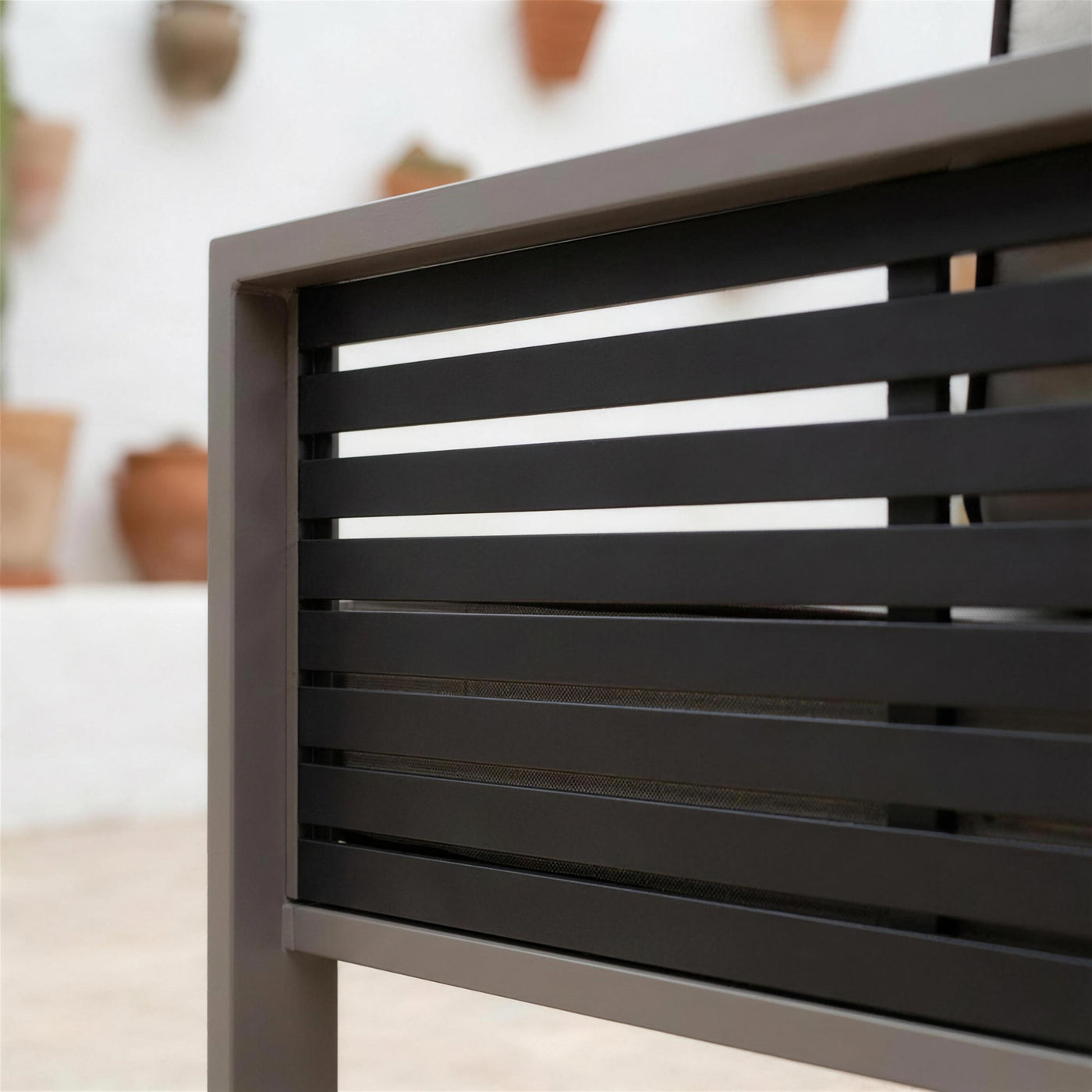 Detalle de las lamas de aluminio antracita del respaldo del sillon Diva y del canto del cojin crudo