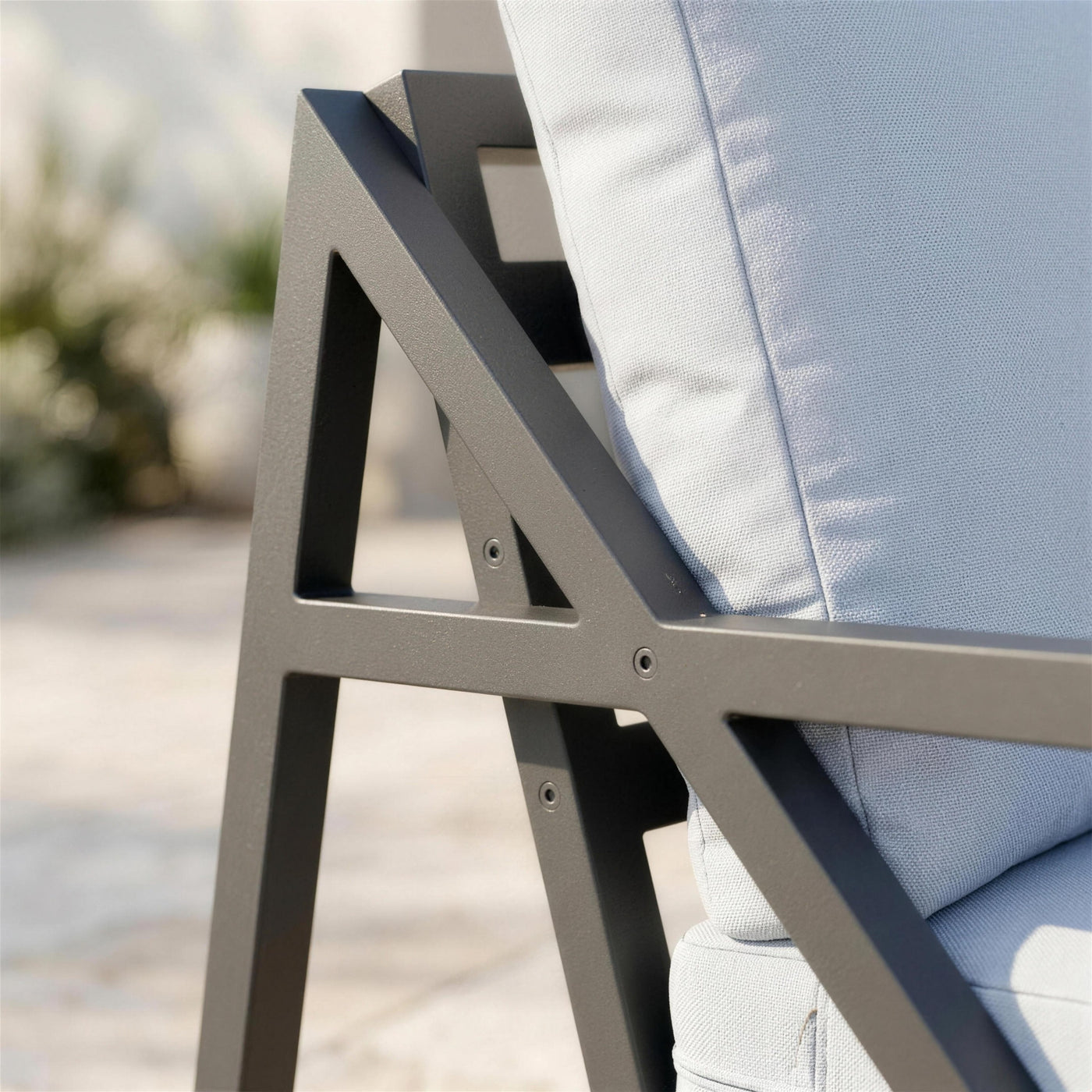 Detalle de la pata en A de aluminio antracita del sillon Albania, en el encuentro de la diagonal con el brazo