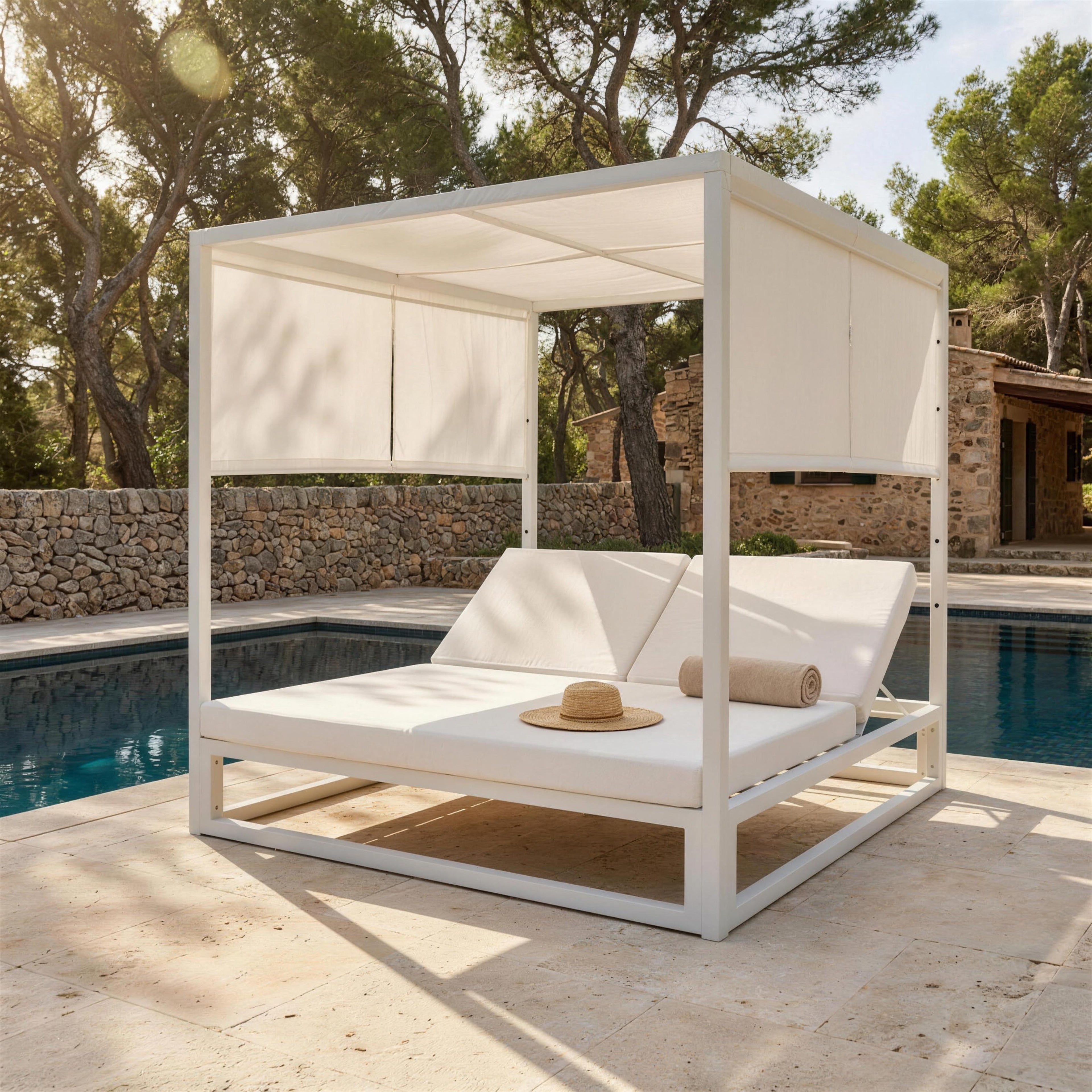 Cama balinesa de aluminio con techo de tela en un jardín mediterráneo