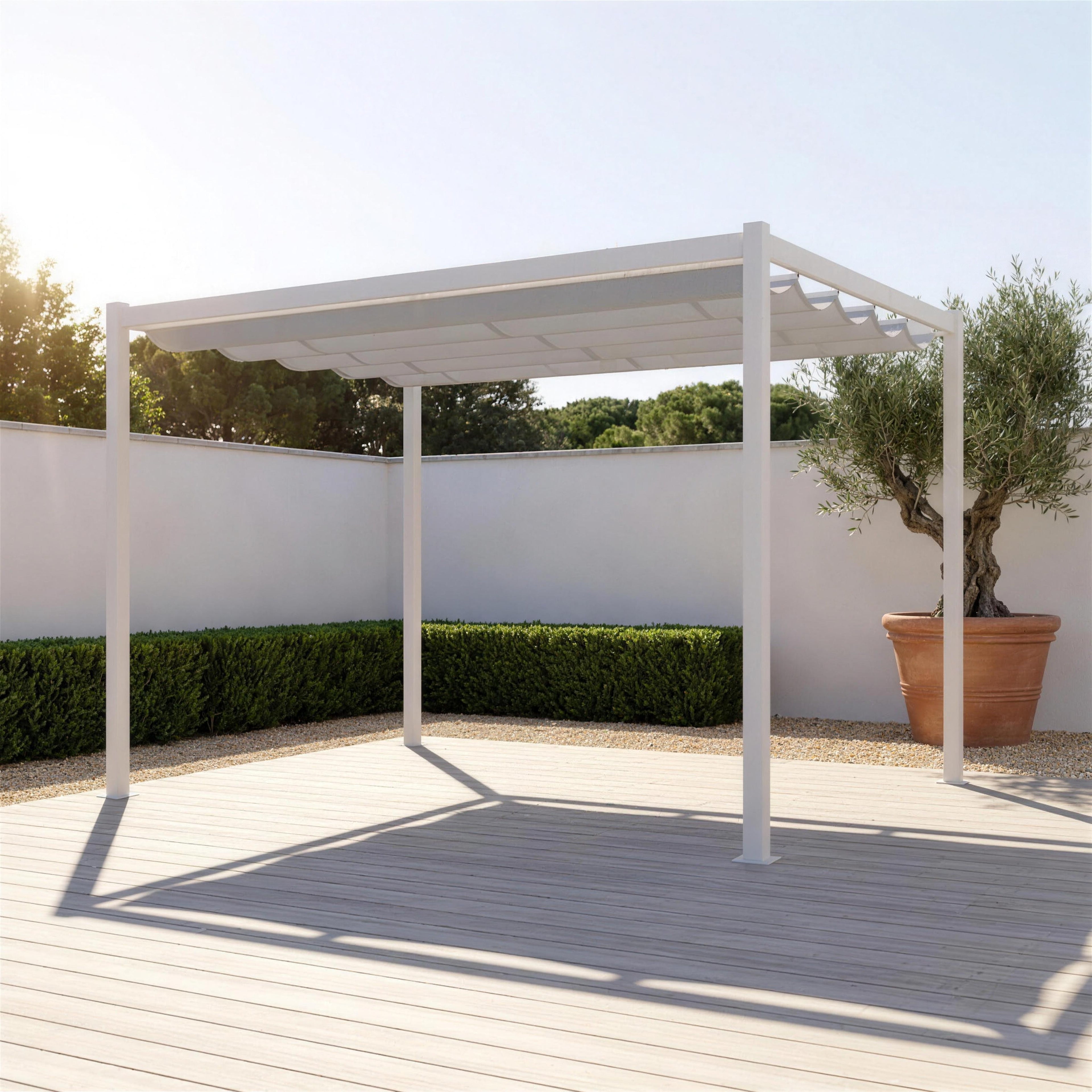 Pérgola de aluminio blanca con techo de lona en un jardín encalado