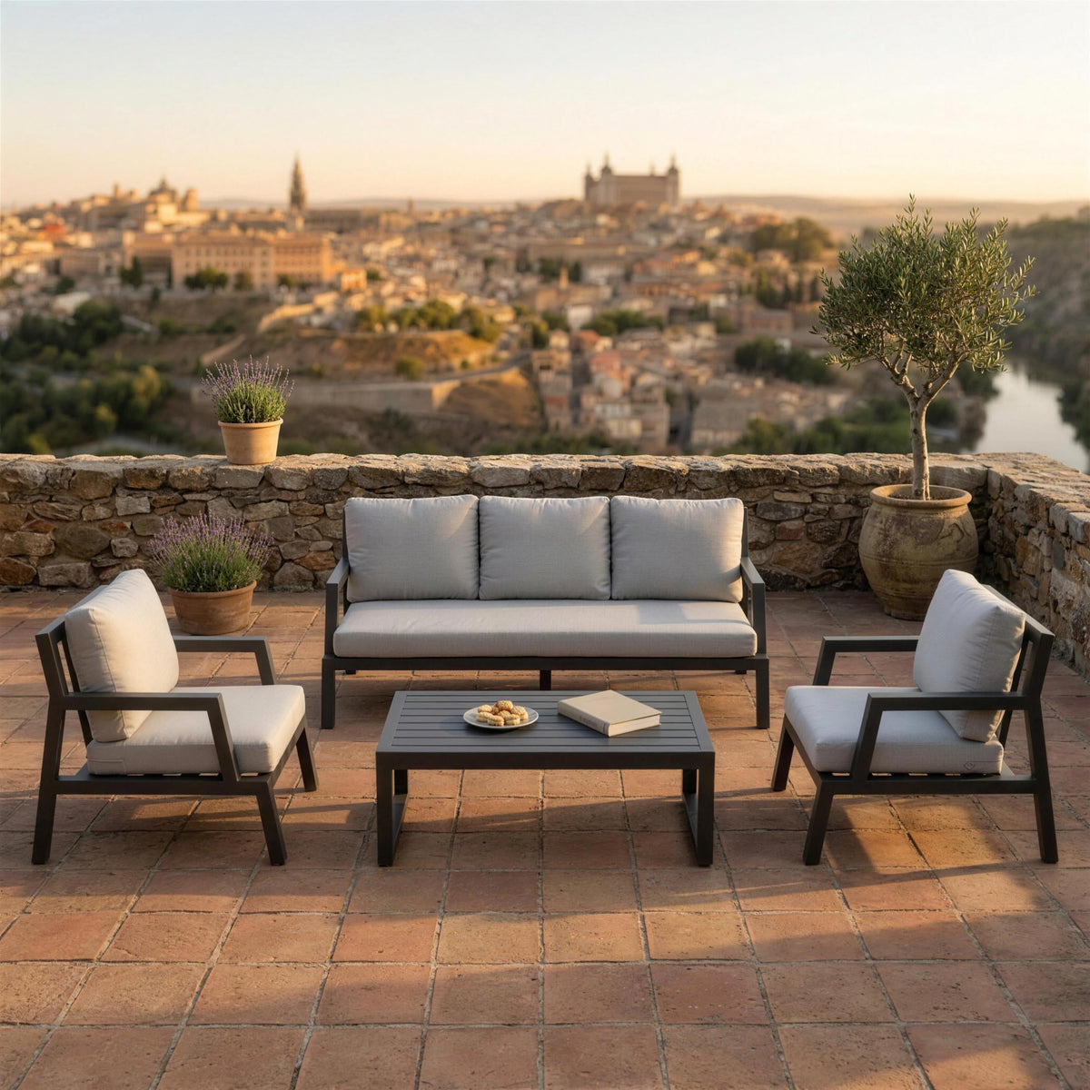 Conjunto de sofá de exterior de aluminio en una terraza frente a Toledo