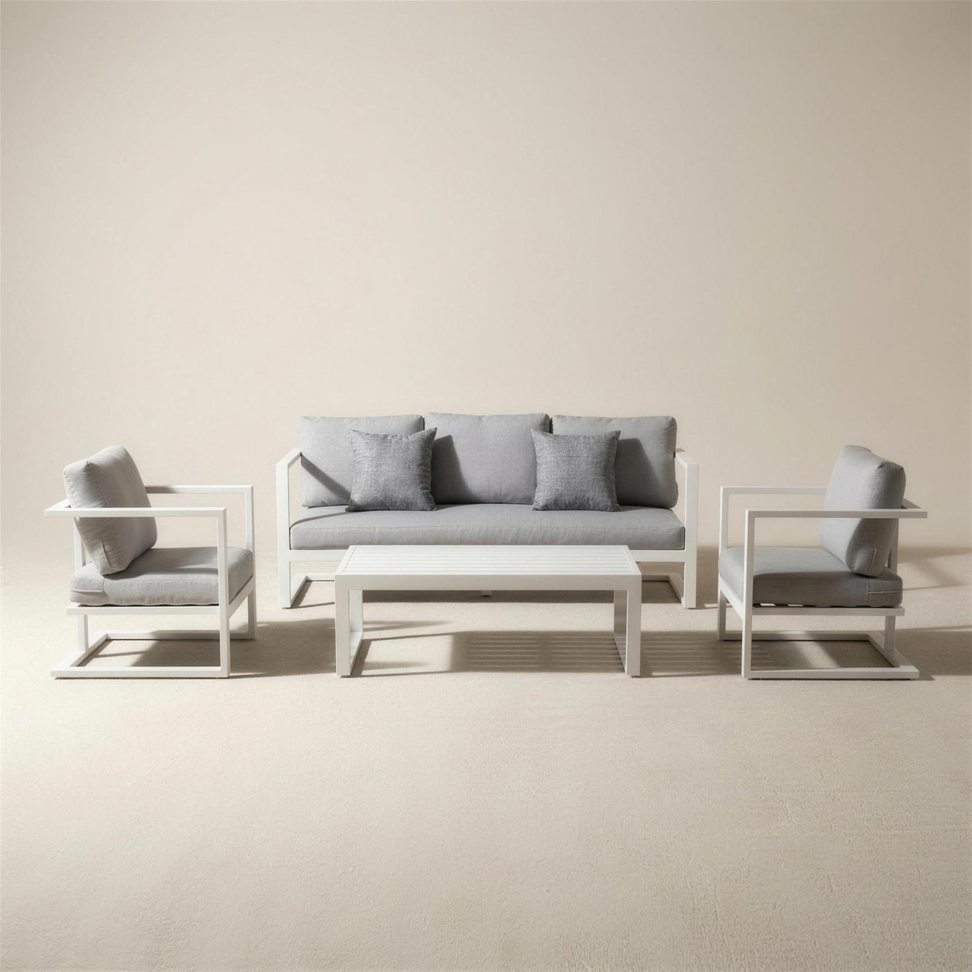 Set de jardín urbano de aluminio blanco con sofá de 3 plazas, dos sillones de base voladiza y mesa de centro de lamas, cojines gris claro