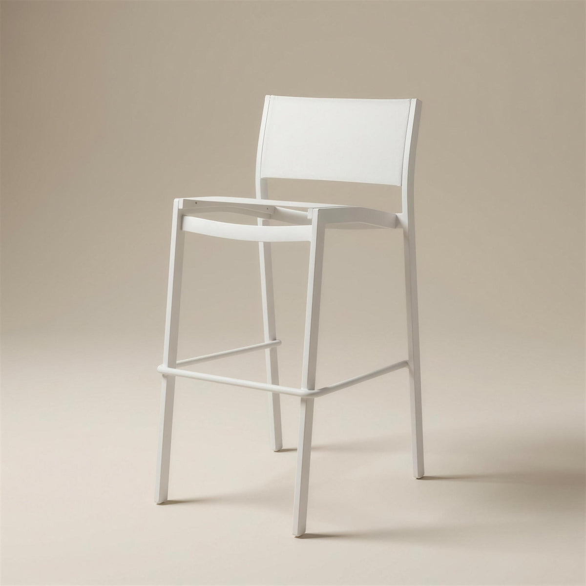 Taburete alto de exterior Etna con estructura de aluminio blanco, asiento y respaldo de tejido tecnico blanco y reposapies, sobre fondo neutro
