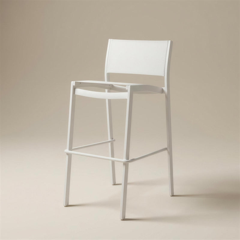 Taburete alto de exterior Etna con estructura de aluminio blanco, asiento y respaldo de tejido tecnico blanco y reposapies, sobre fondo neutro