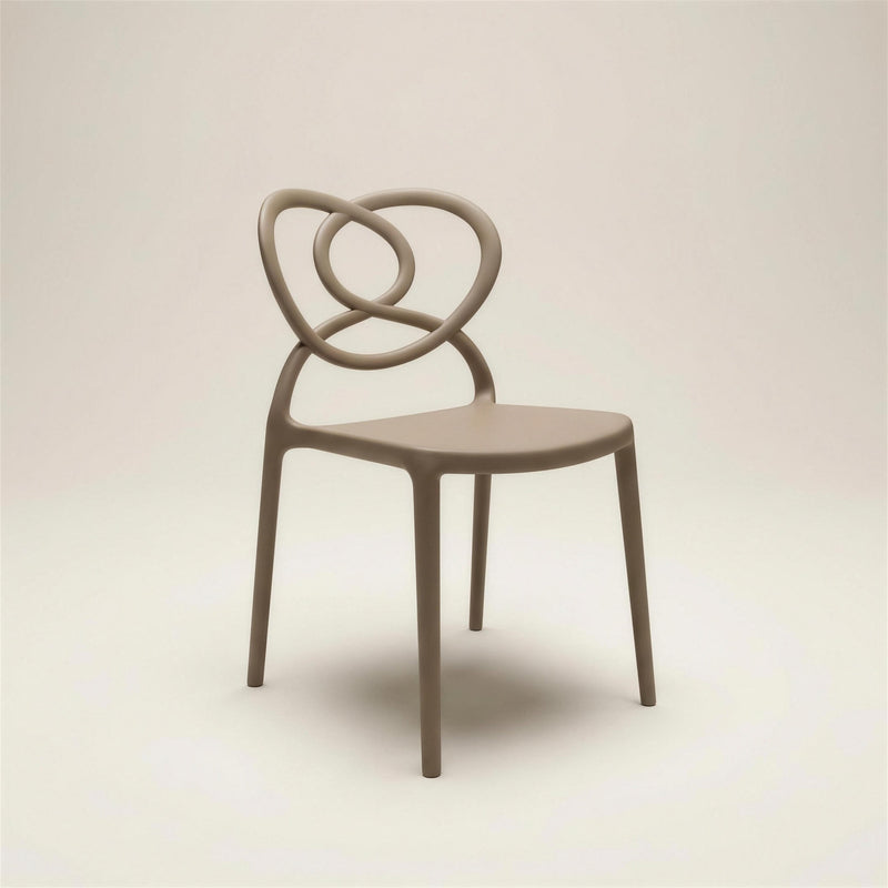 Silla de exterior Venus sin brazos, de polipropileno color tortola, con respaldo de aros entrelazados y patas conicas, sobre fondo neutro
