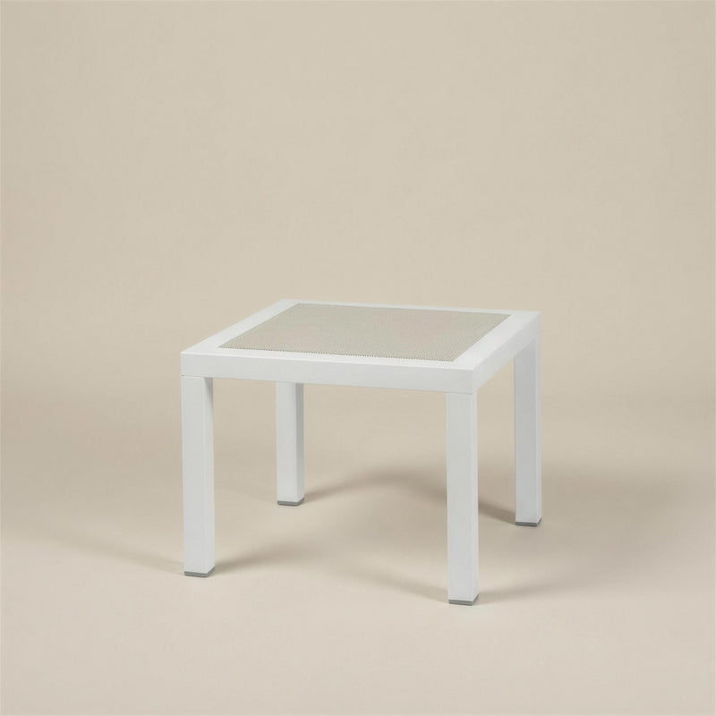 Mesa auxiliar de exterior Olimpia de 48x48 cm con estructura de aluminio blanco y tablero de tejido tecnico, sobre fondo neutro